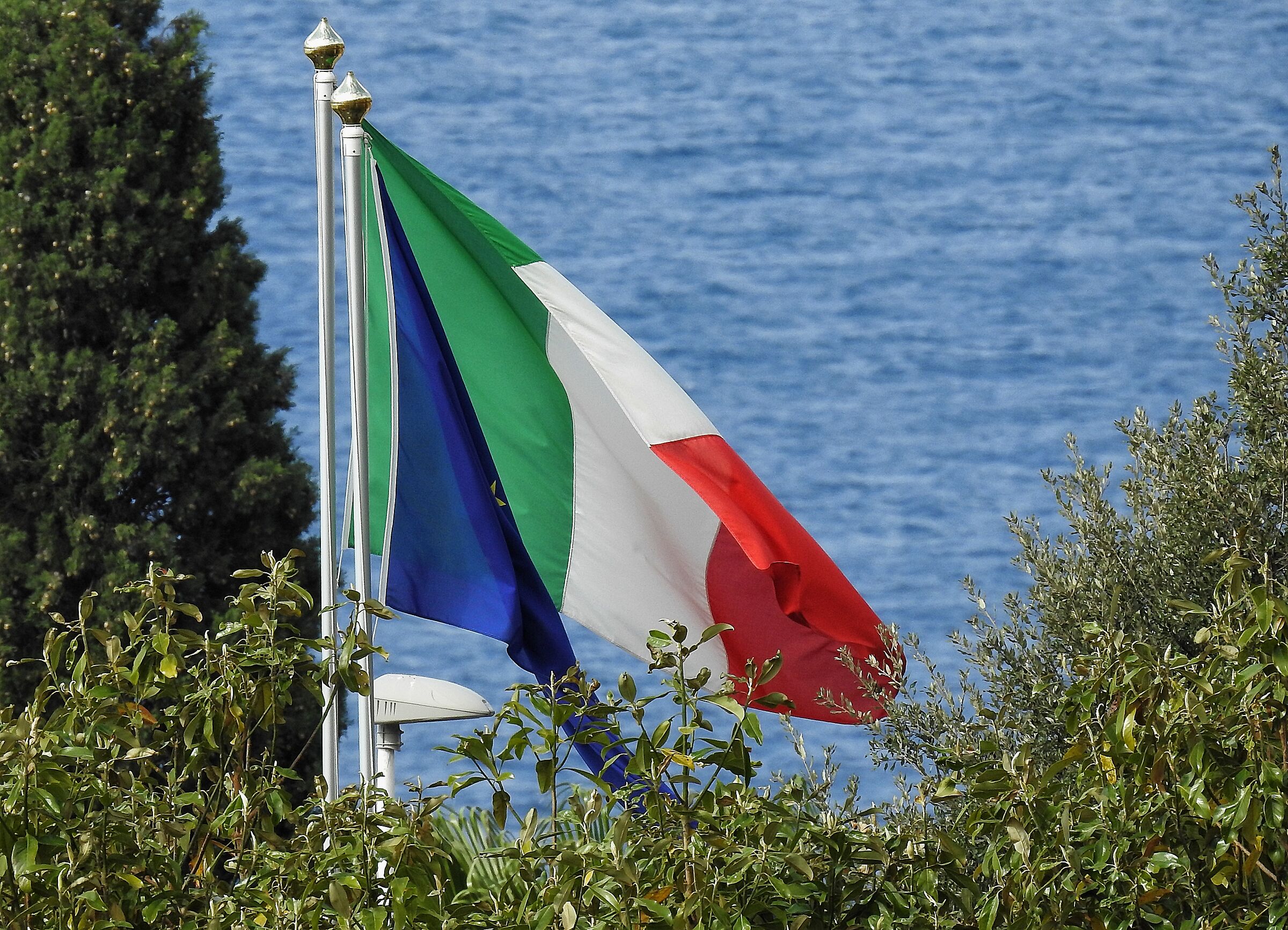 A Pieve Alta (ge) le bandiere sventolano - Foto da casa