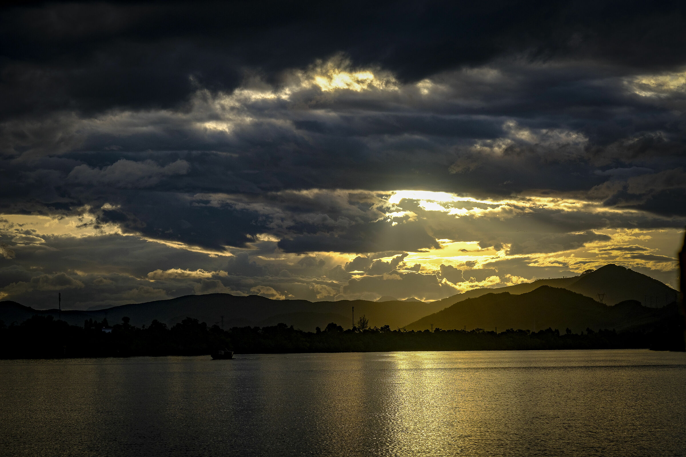 lungo il fiume hoi an