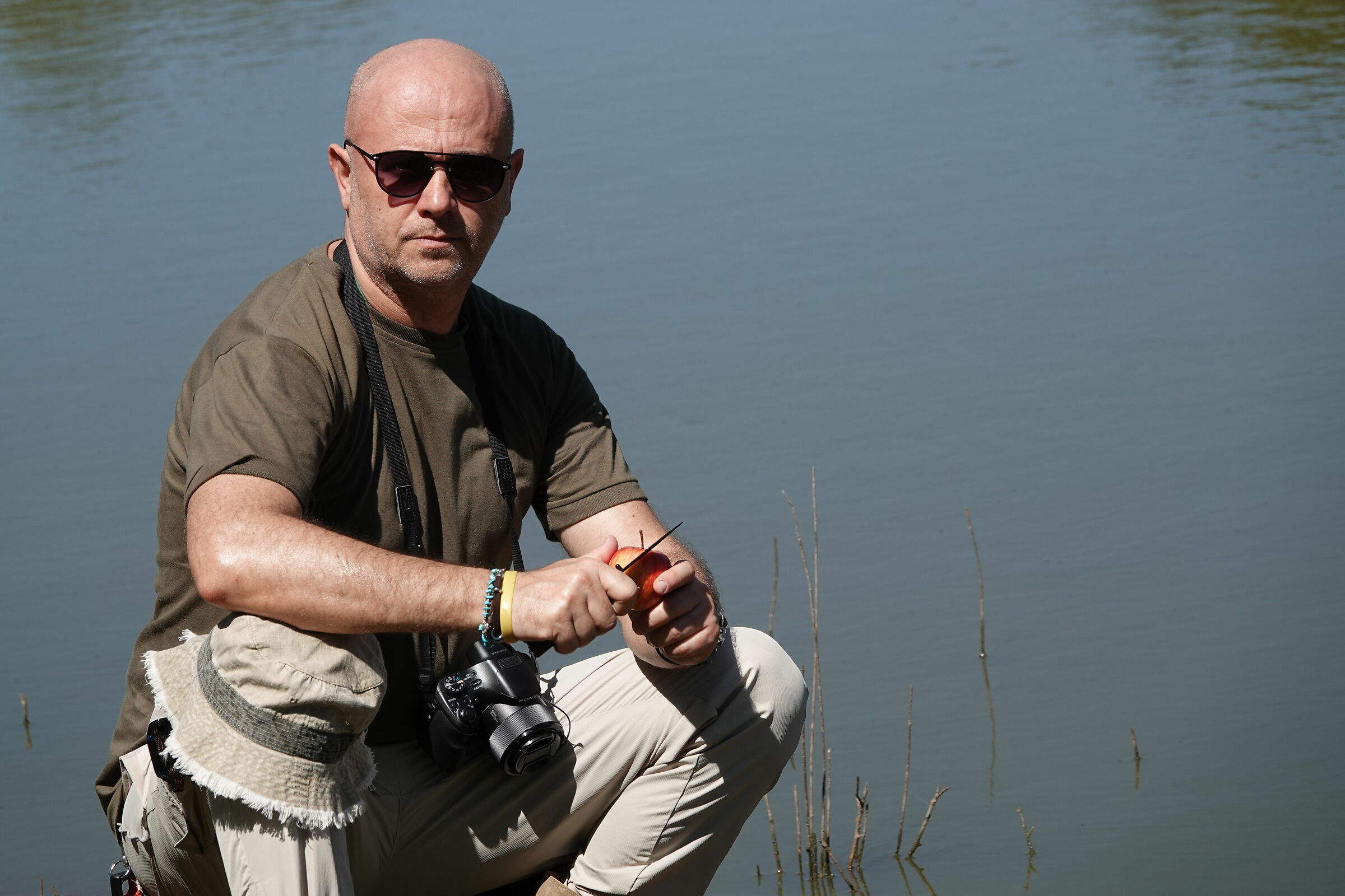 mangiando una mela prima di scattare in swaziland