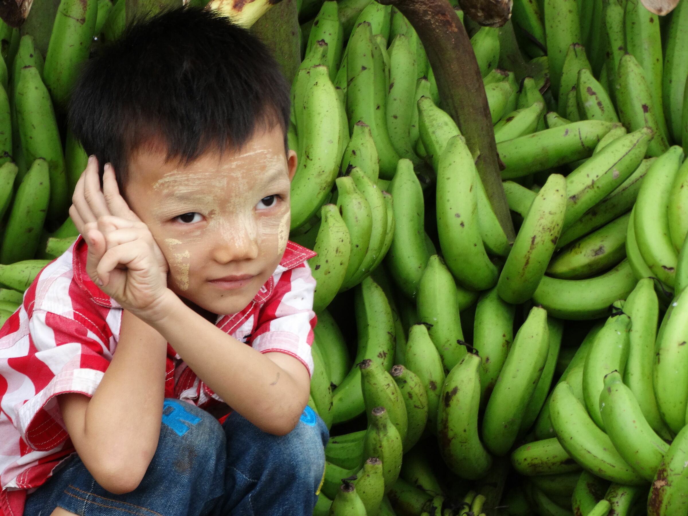 bimbo birmano trucco e banane