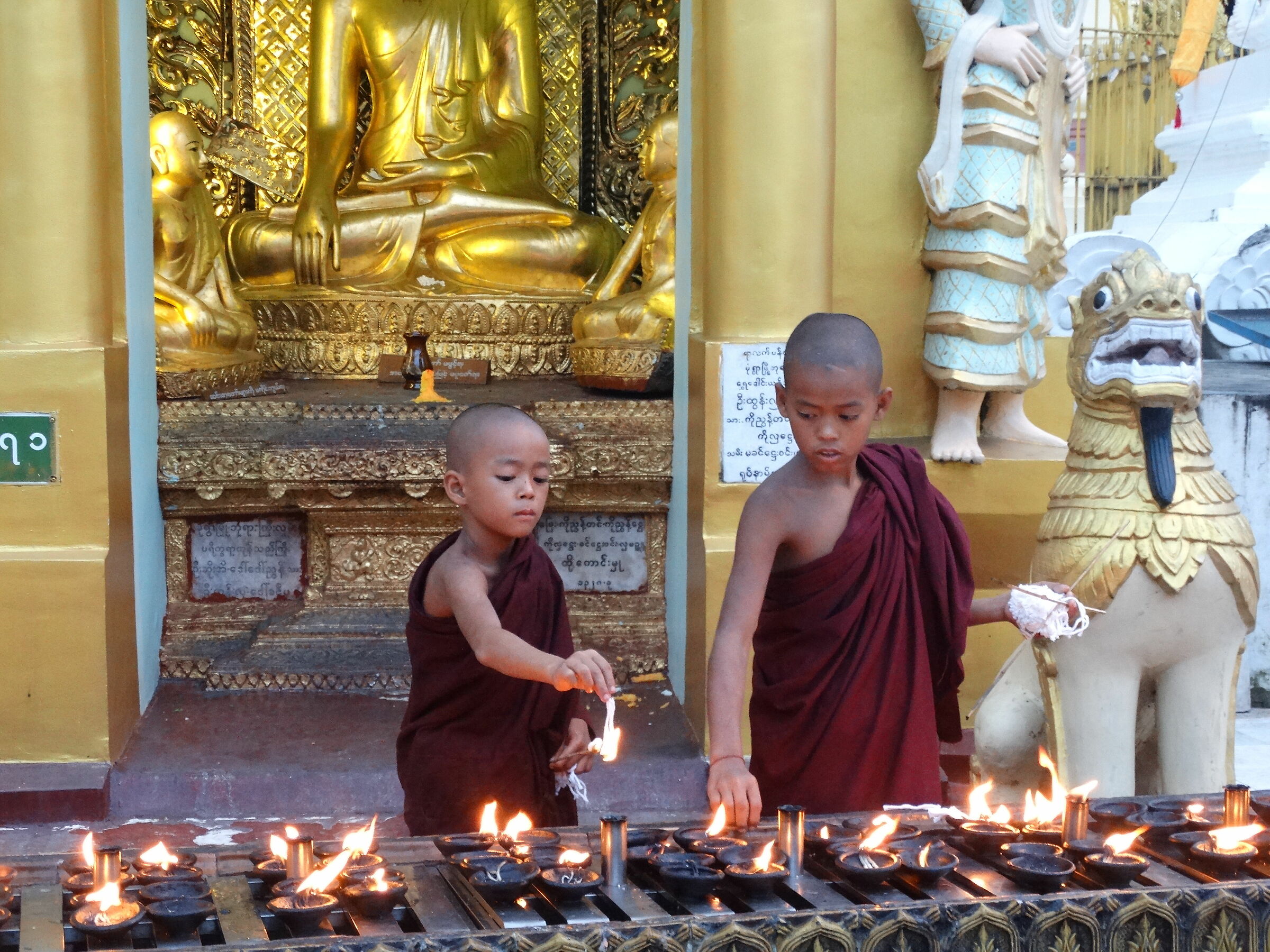 monaci crescono accendendo candele a yangon birmania