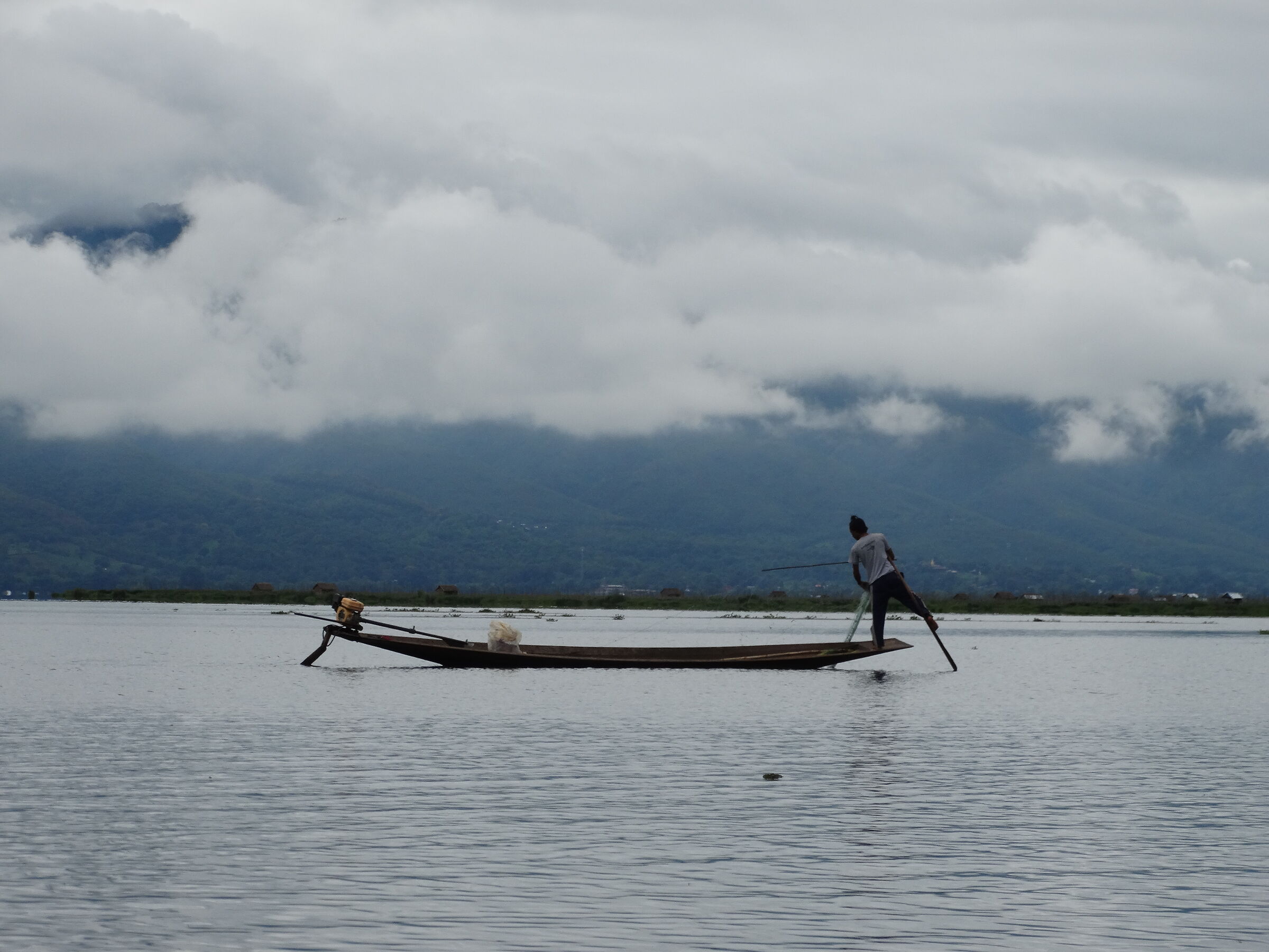 pescando sul lago inle