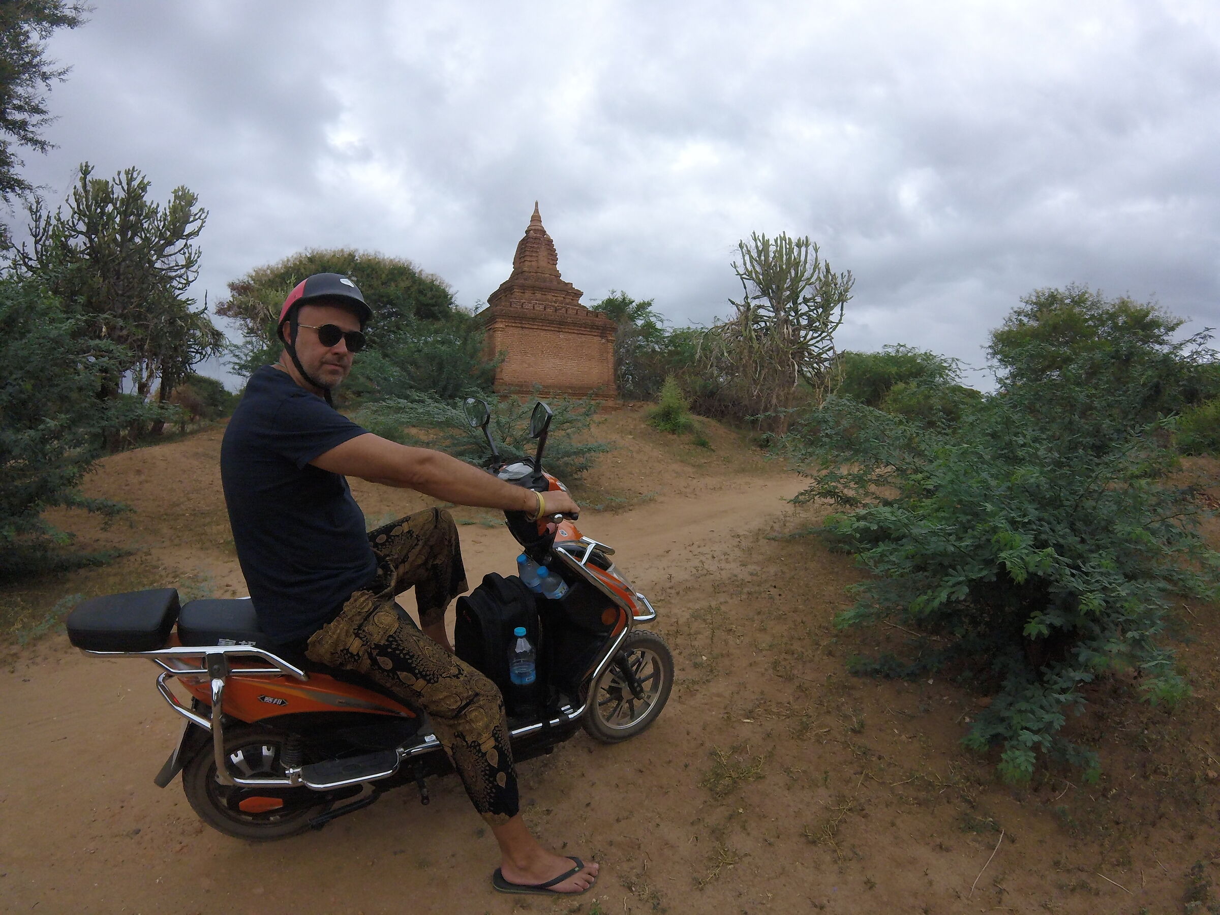in scooter fra le pagode di bagan