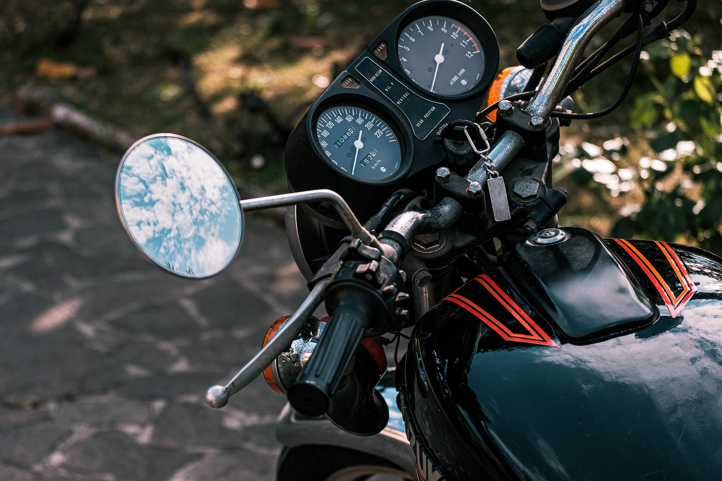 Rispolverata annuale sotto un cielo quasi estivo