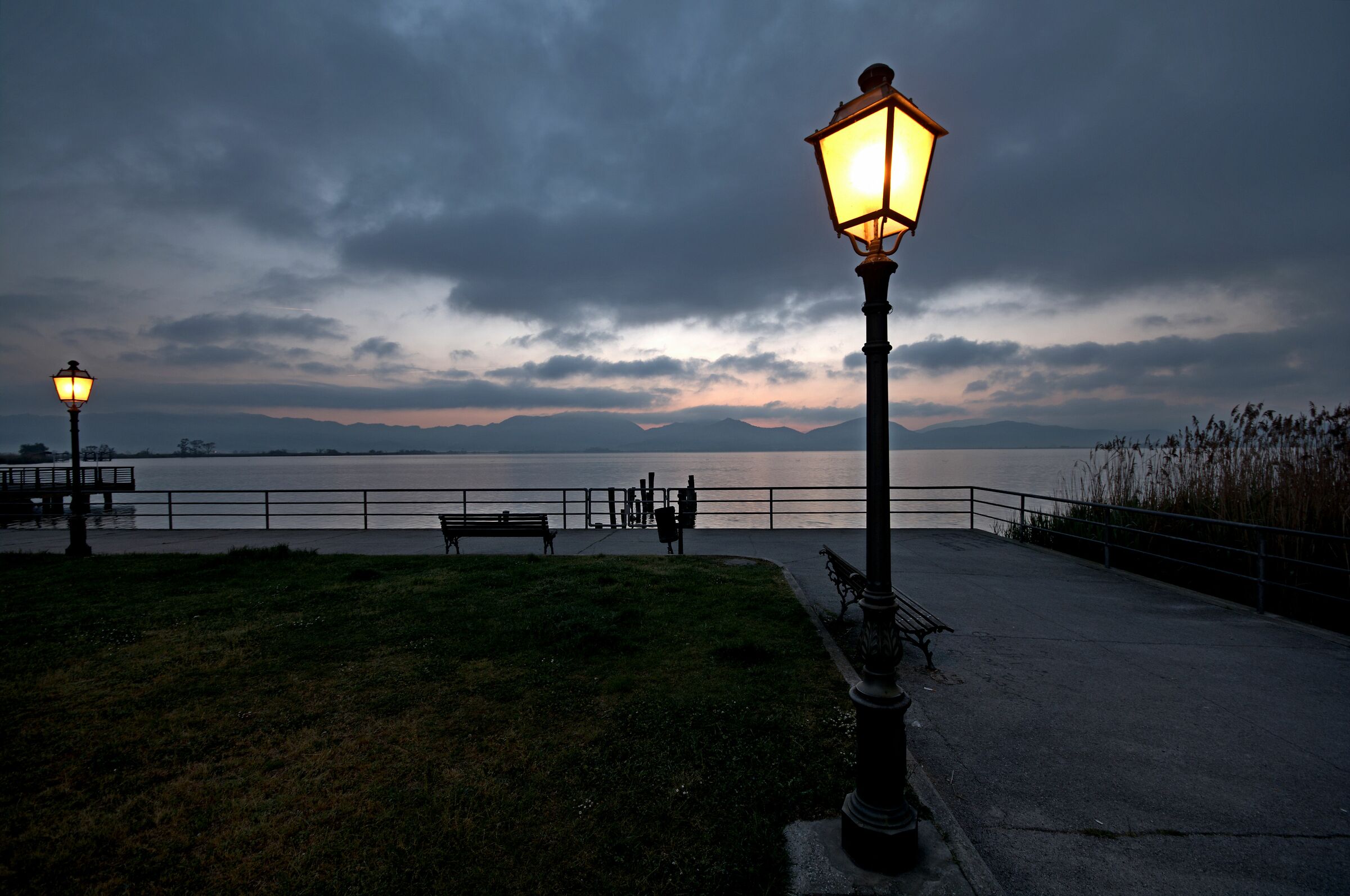 Alba sul lago
