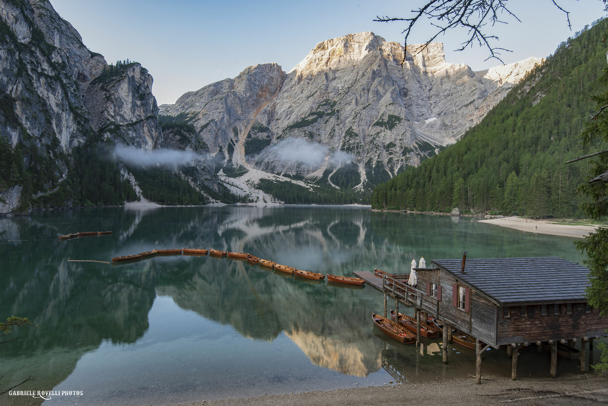 una nuova giornata comincia sul lago di braies