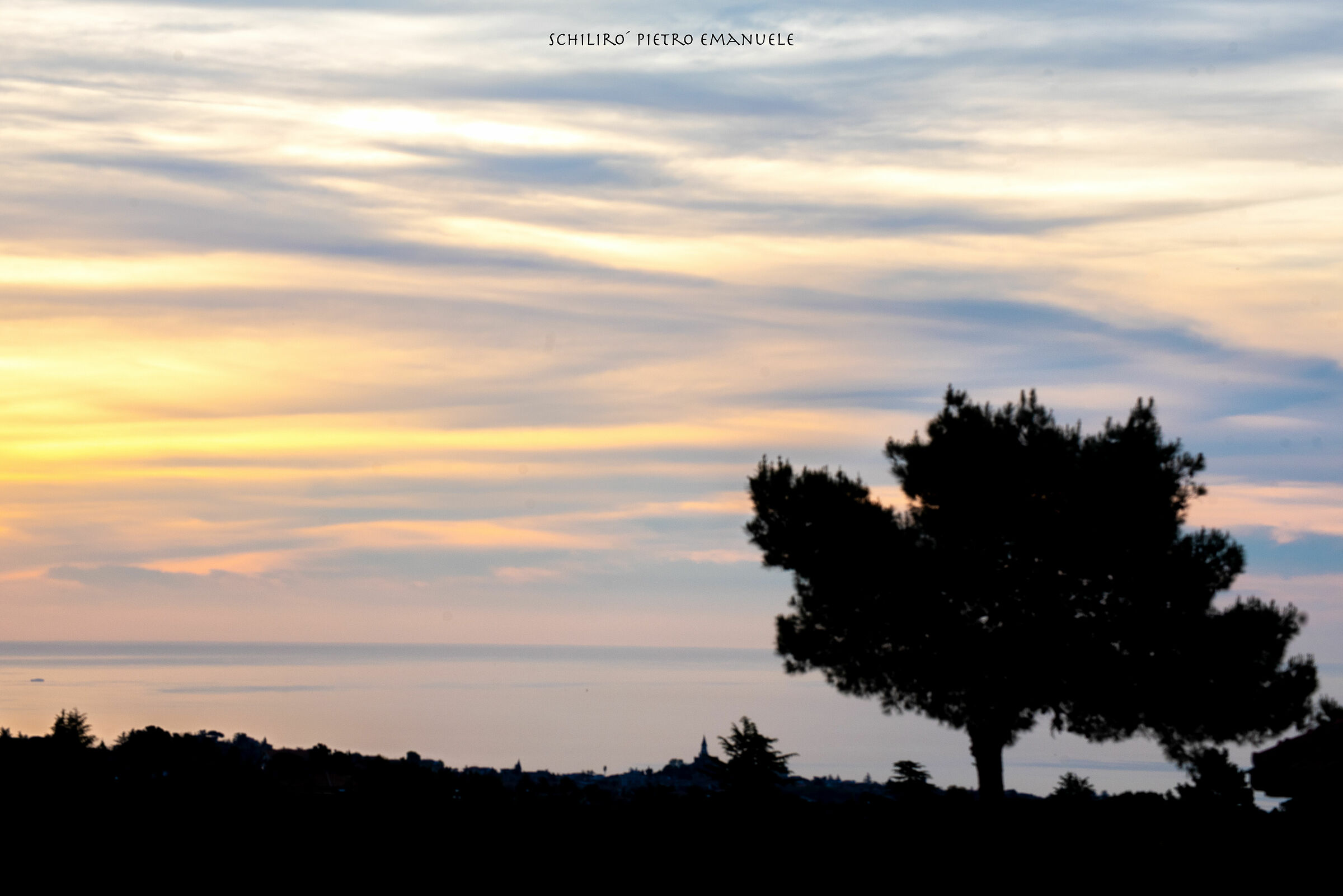 La barca e' il suo viaggio hai confini della foto.