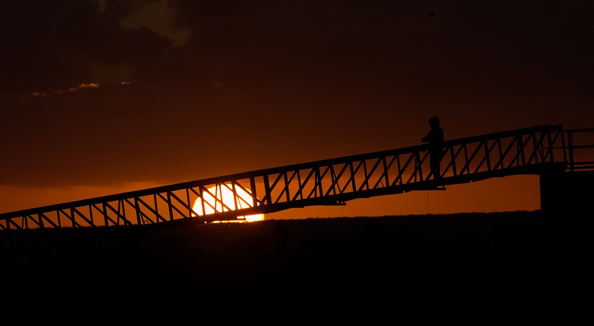 tramonto a fiumicino sul traliccio