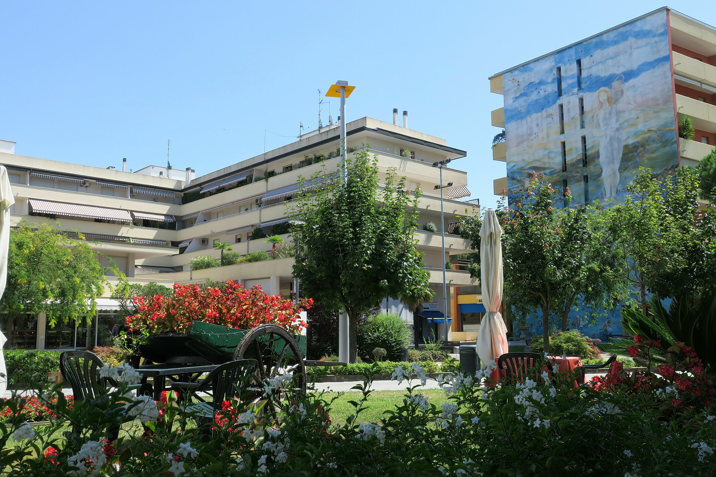 Murales e fiori in centro