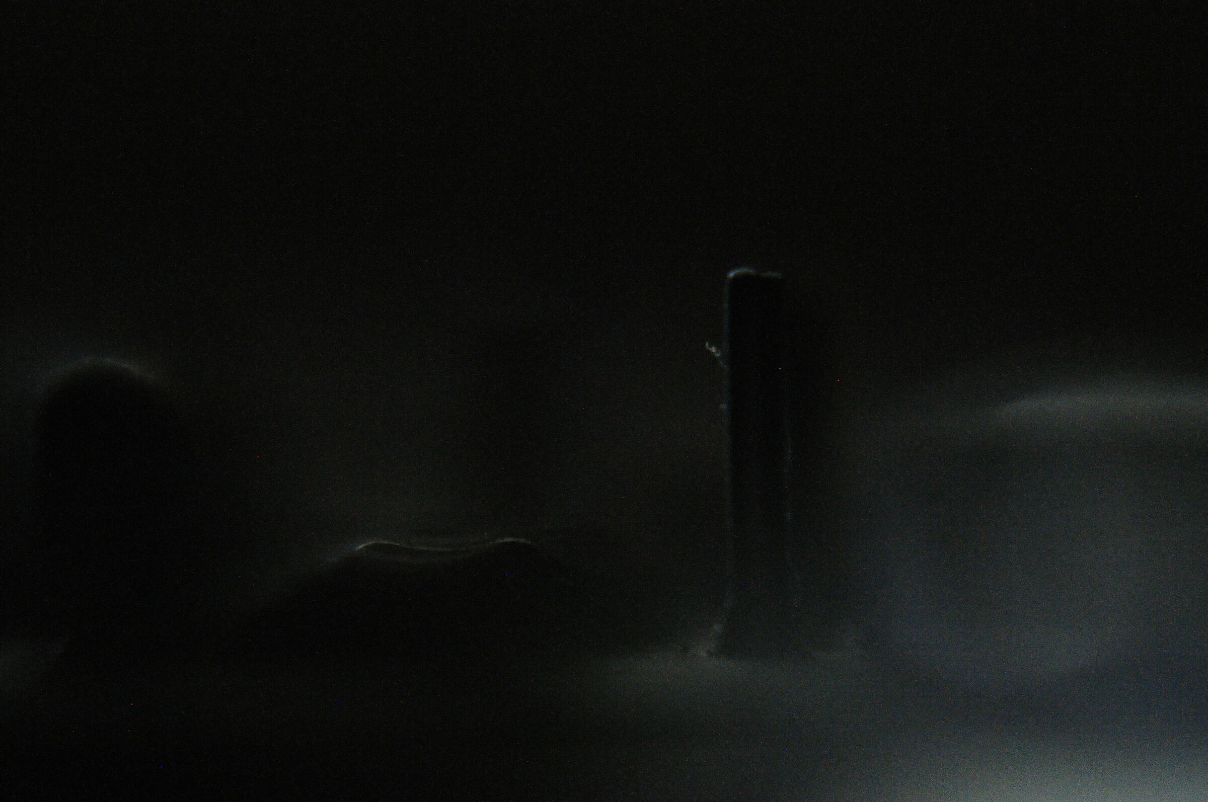 I grandi cumuli di Coke alle ciminiere del porto