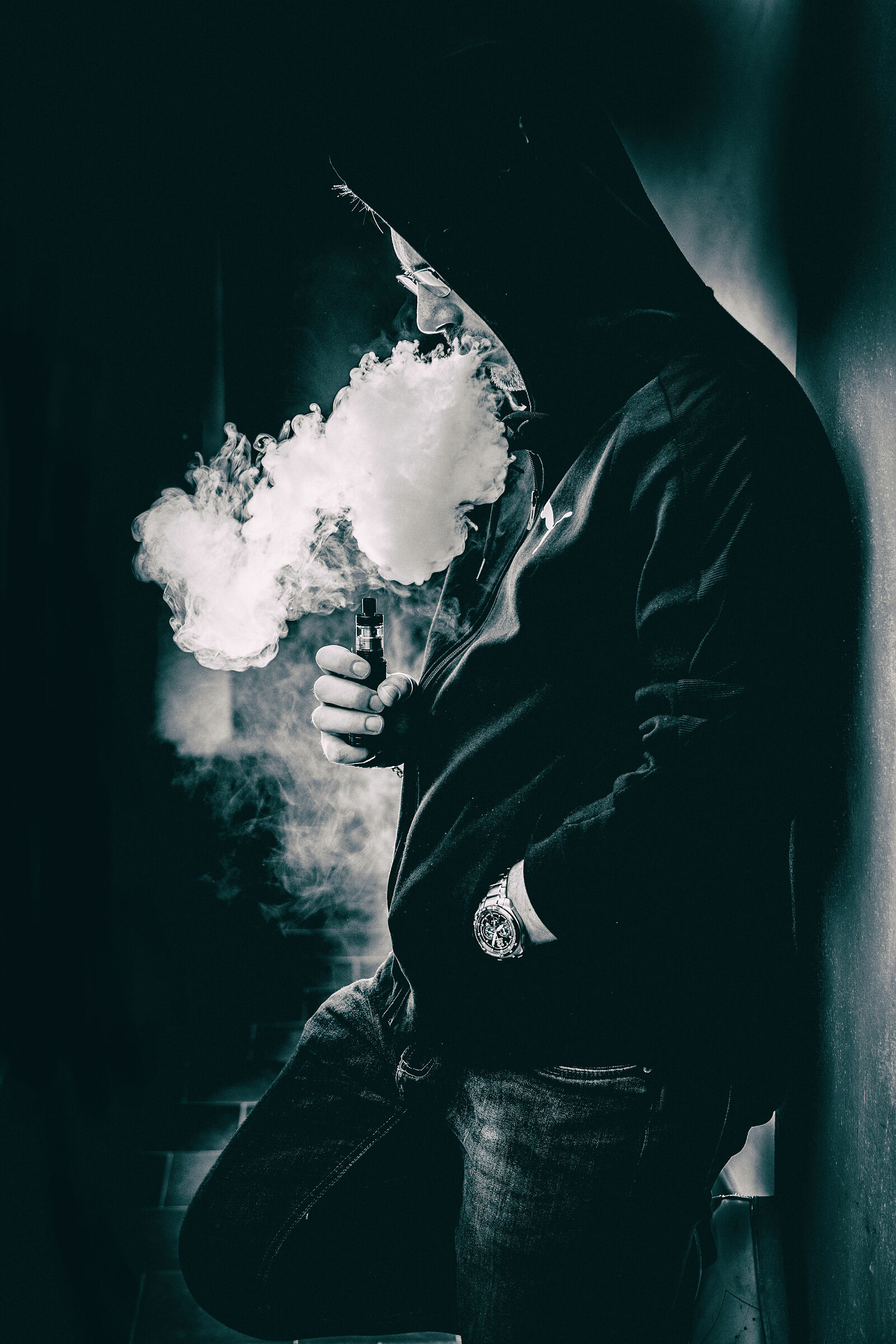 "Dicono che il fumo uccide. Ma la vita mica scherza....