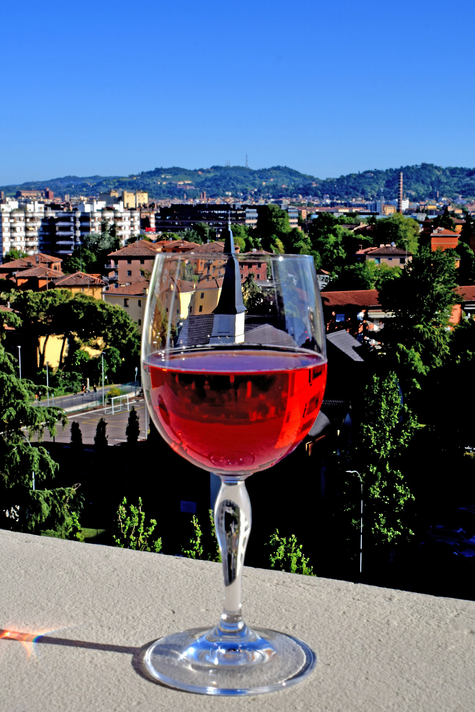 the is nice vaddar Bulegna in from the glass and vein