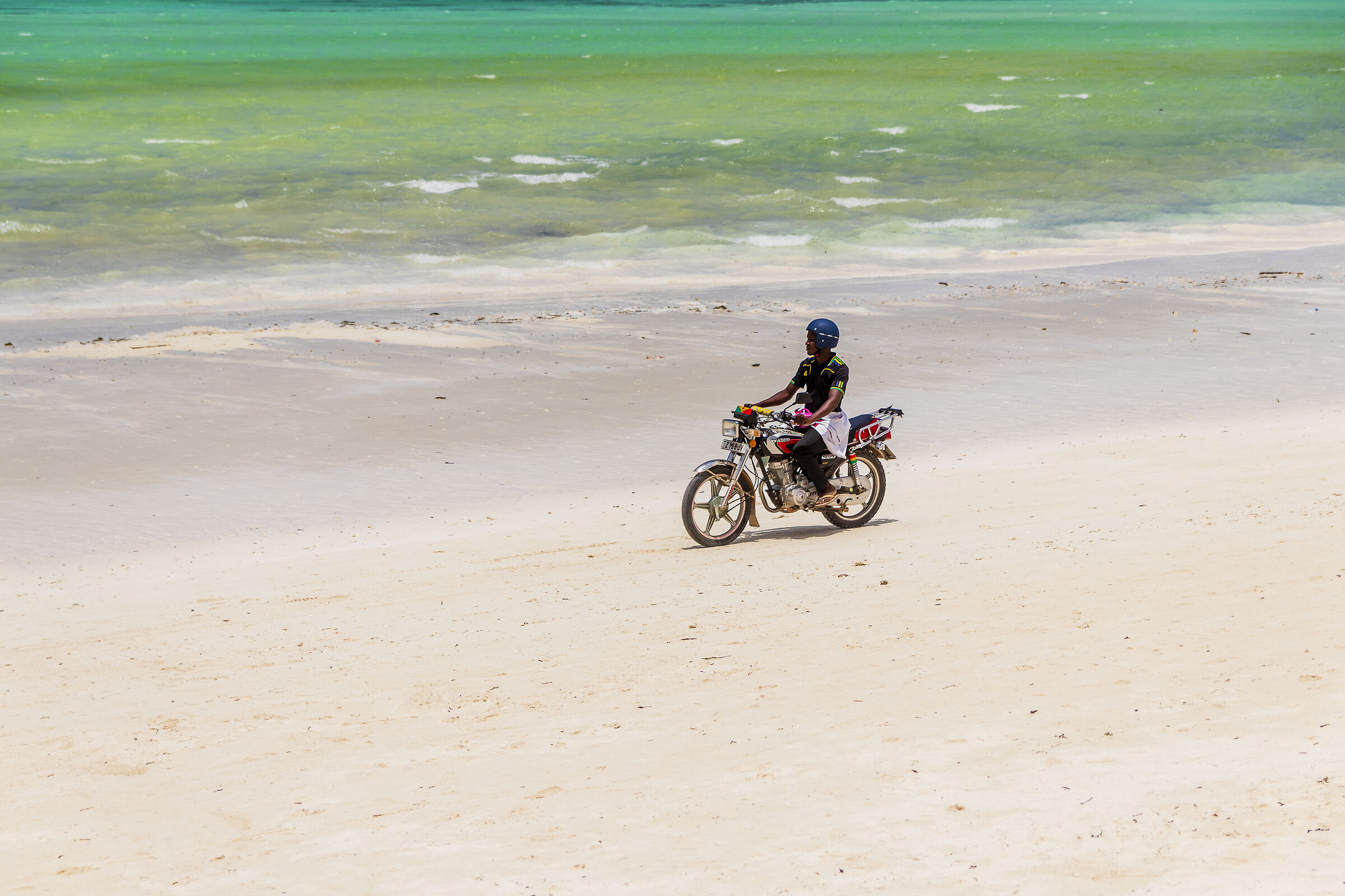In moto sulla spiaggia si fa prima