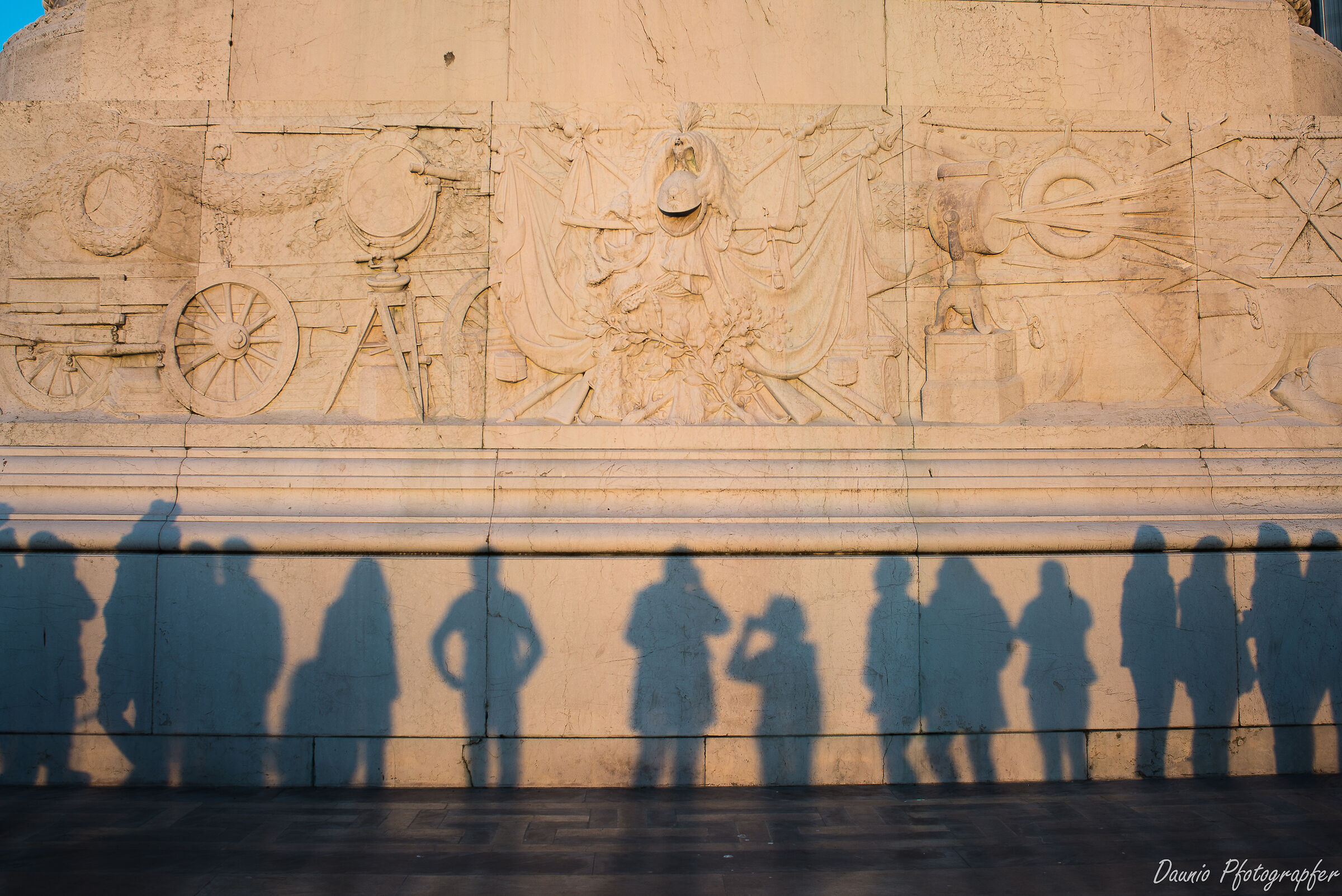 autoritratto al tramonto  dietro una tendina d'ombra..