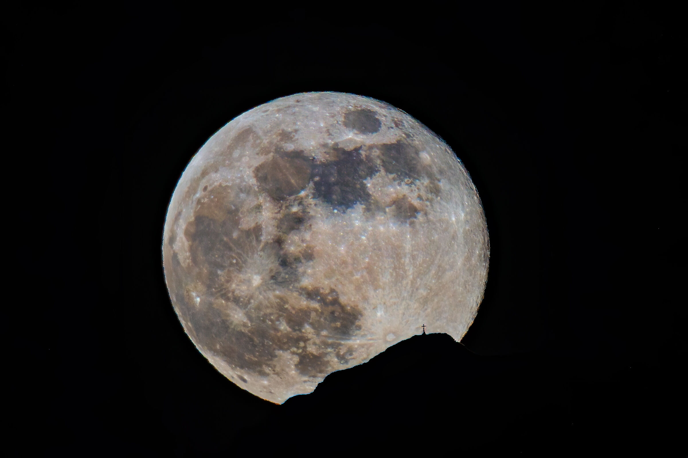 La croce sul monte e la super luna
