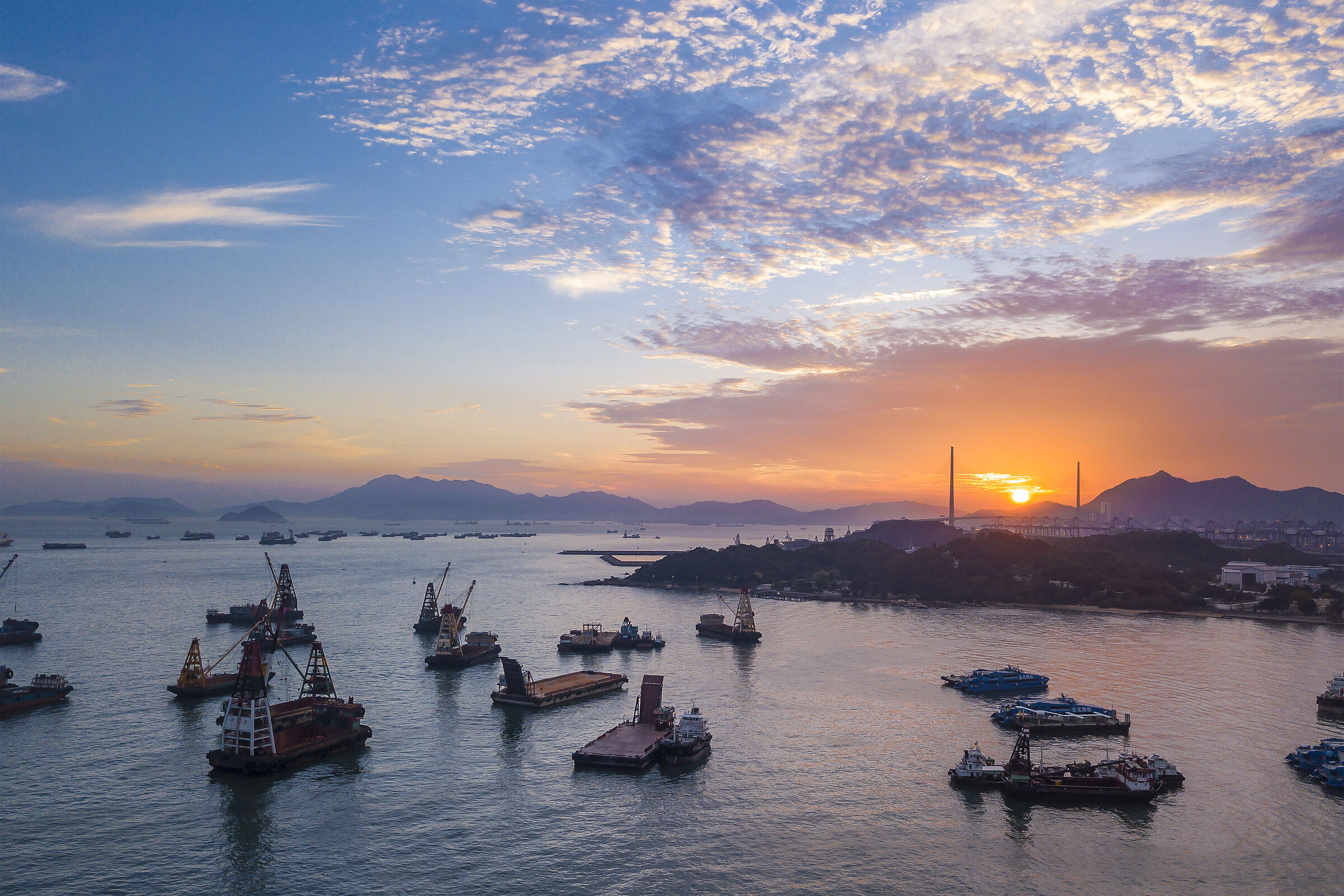 Tramonto con nave da carico