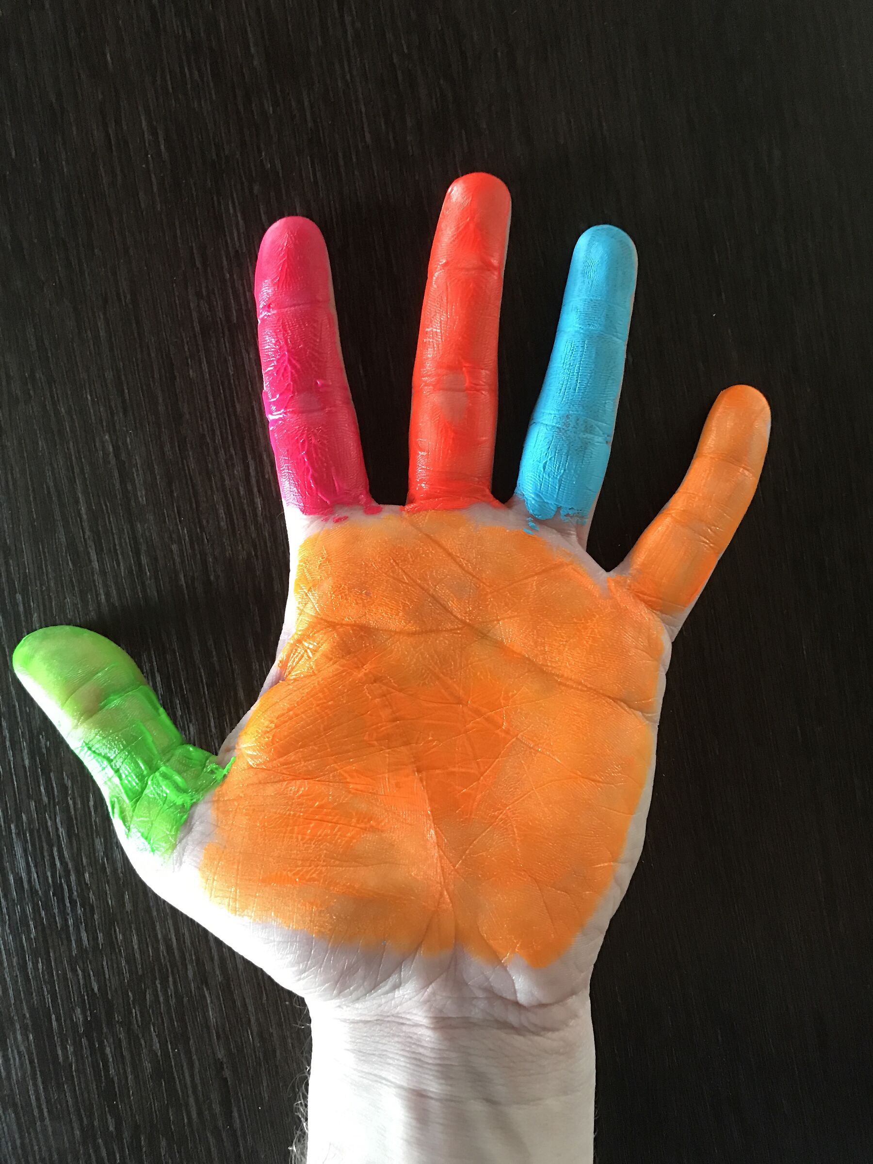 una mano di colore
