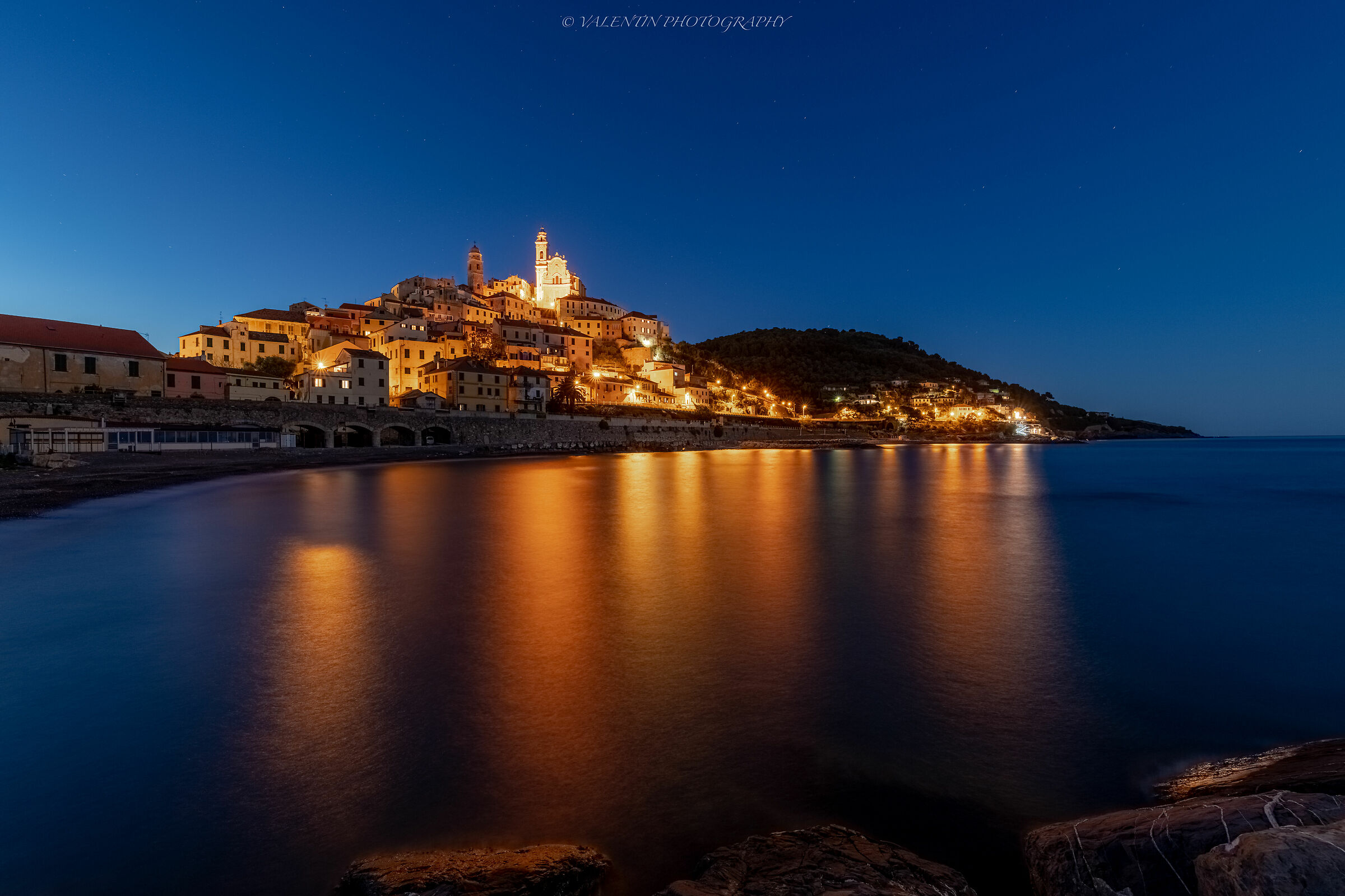 Uno dei Borghi più belli d'italia immerso nel blu...