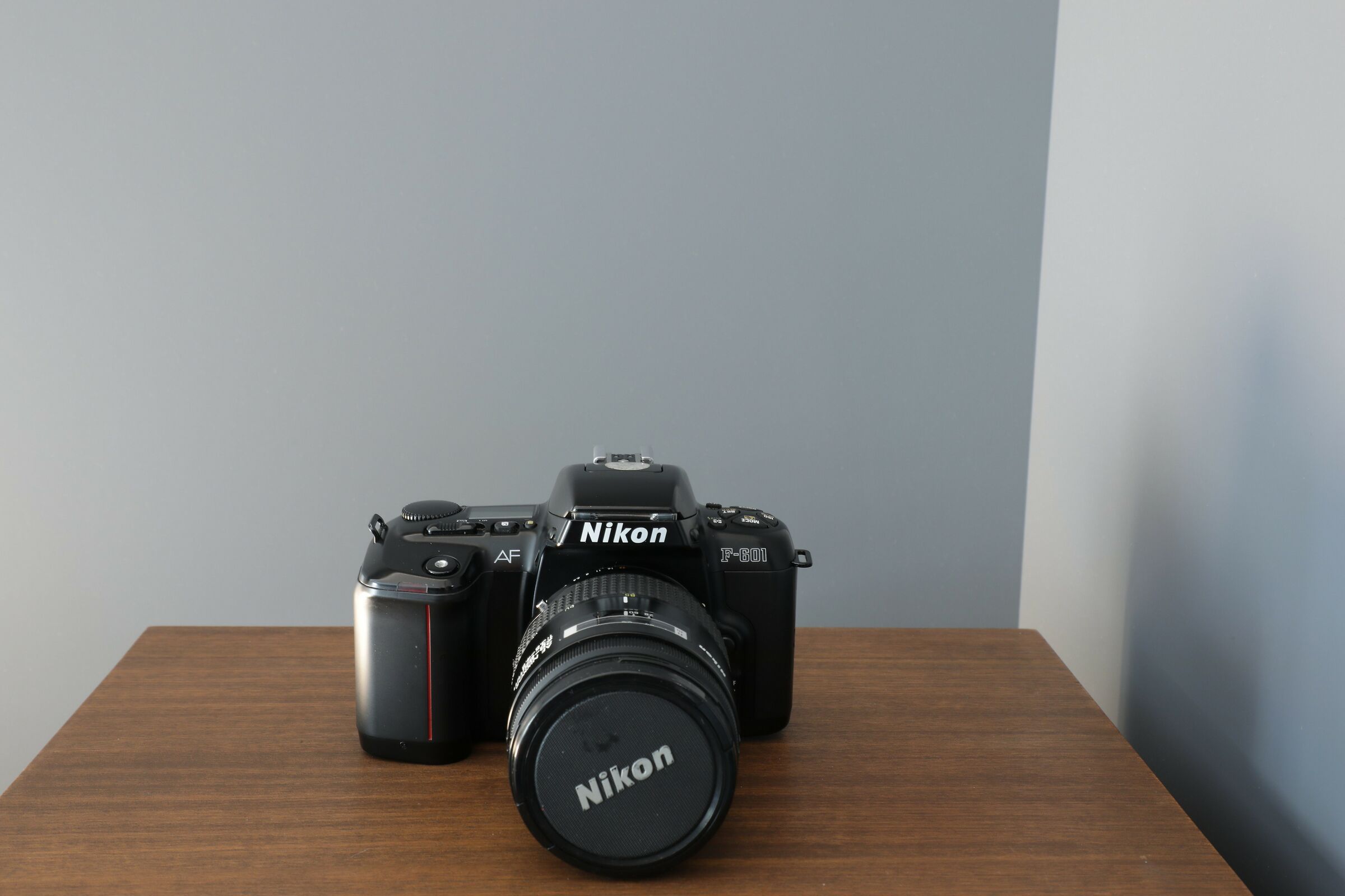 Nikon f-601 AF con obiettivo AF Nikkor 28-85 1:3,5-4,5