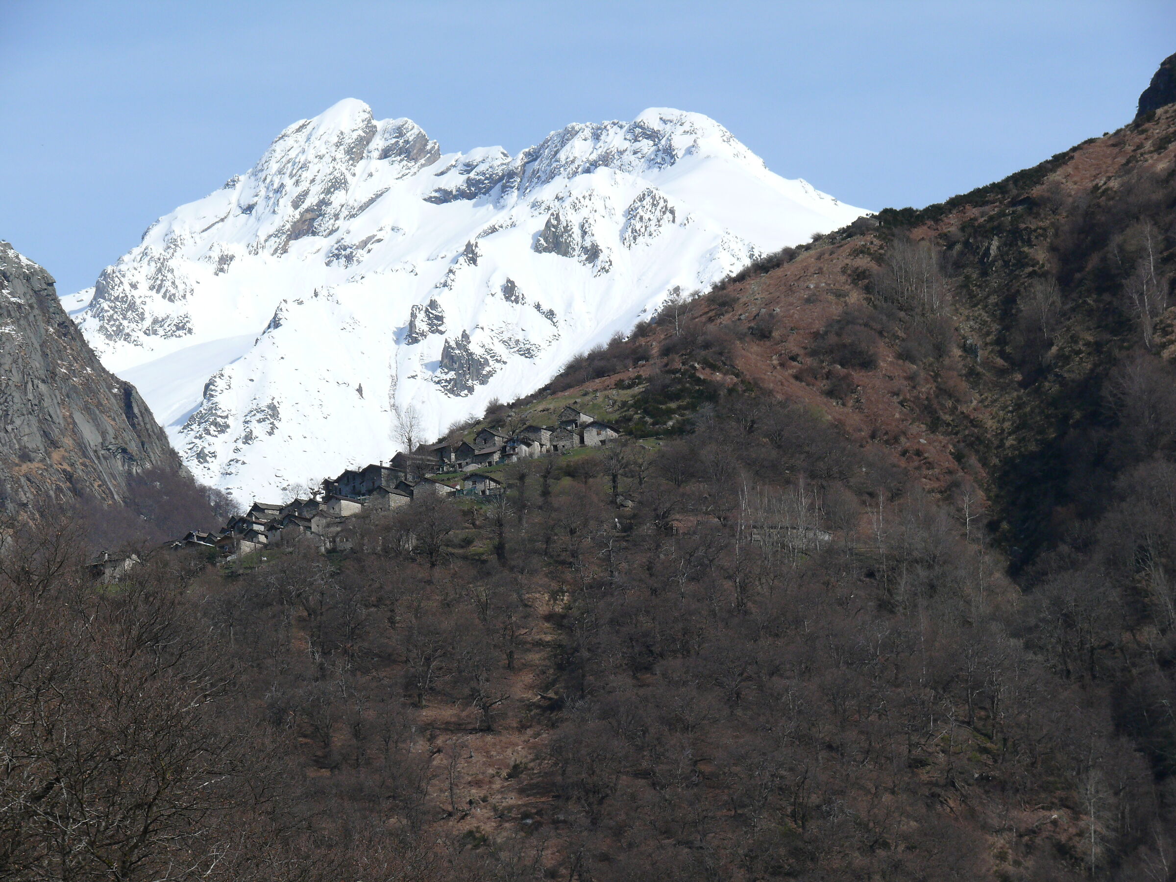 The huts of Borgo in Val Darengo