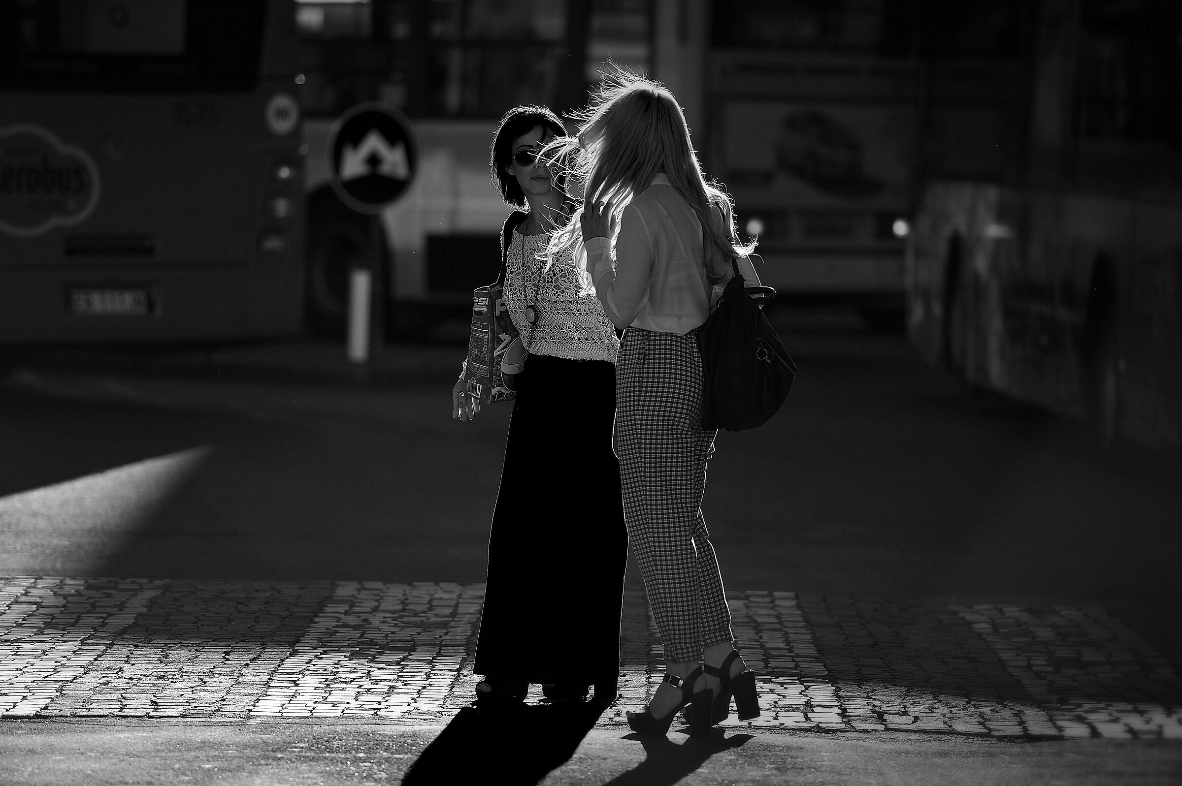 Attraversando la strada