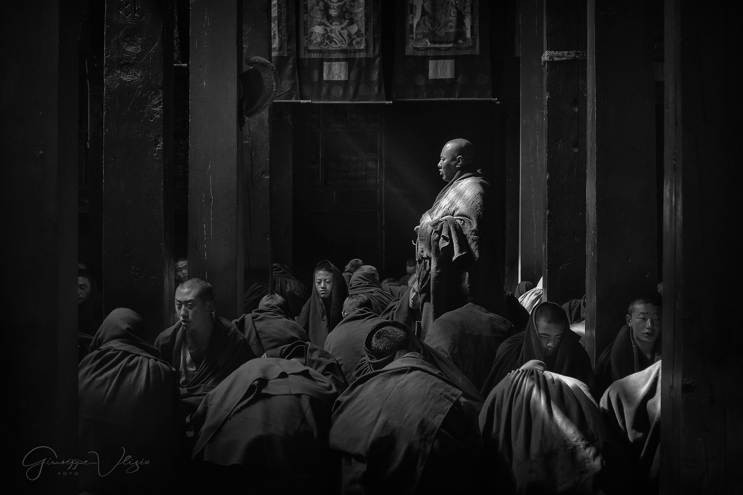 Sotto lo sguardo attento del Lama