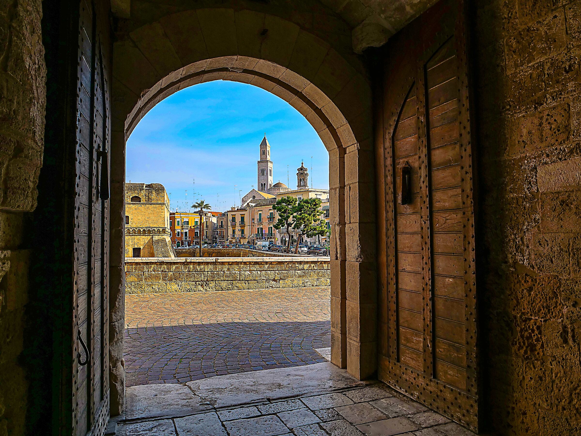 oltre il portone.......