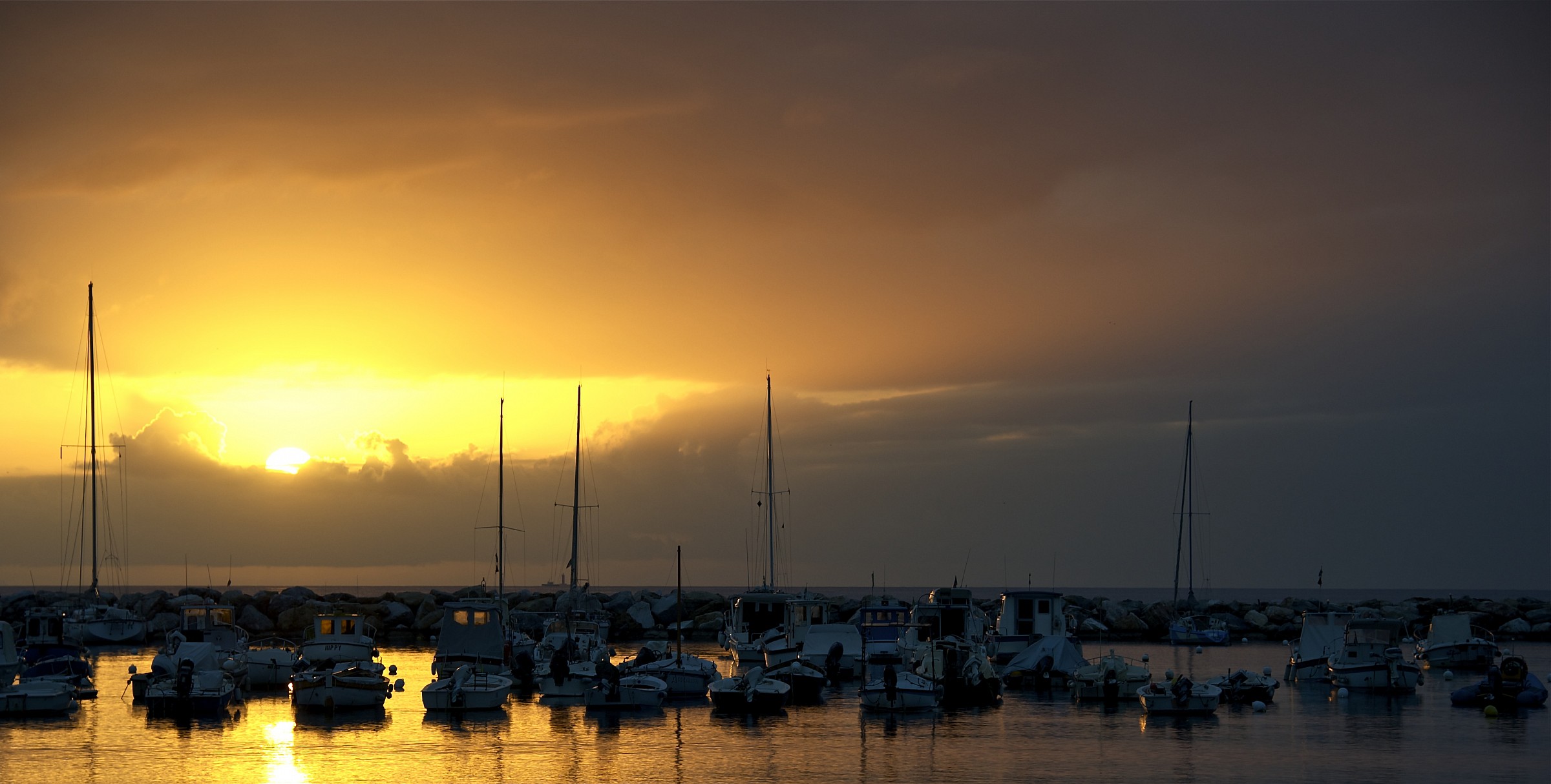 Barche che guardano il tramonto