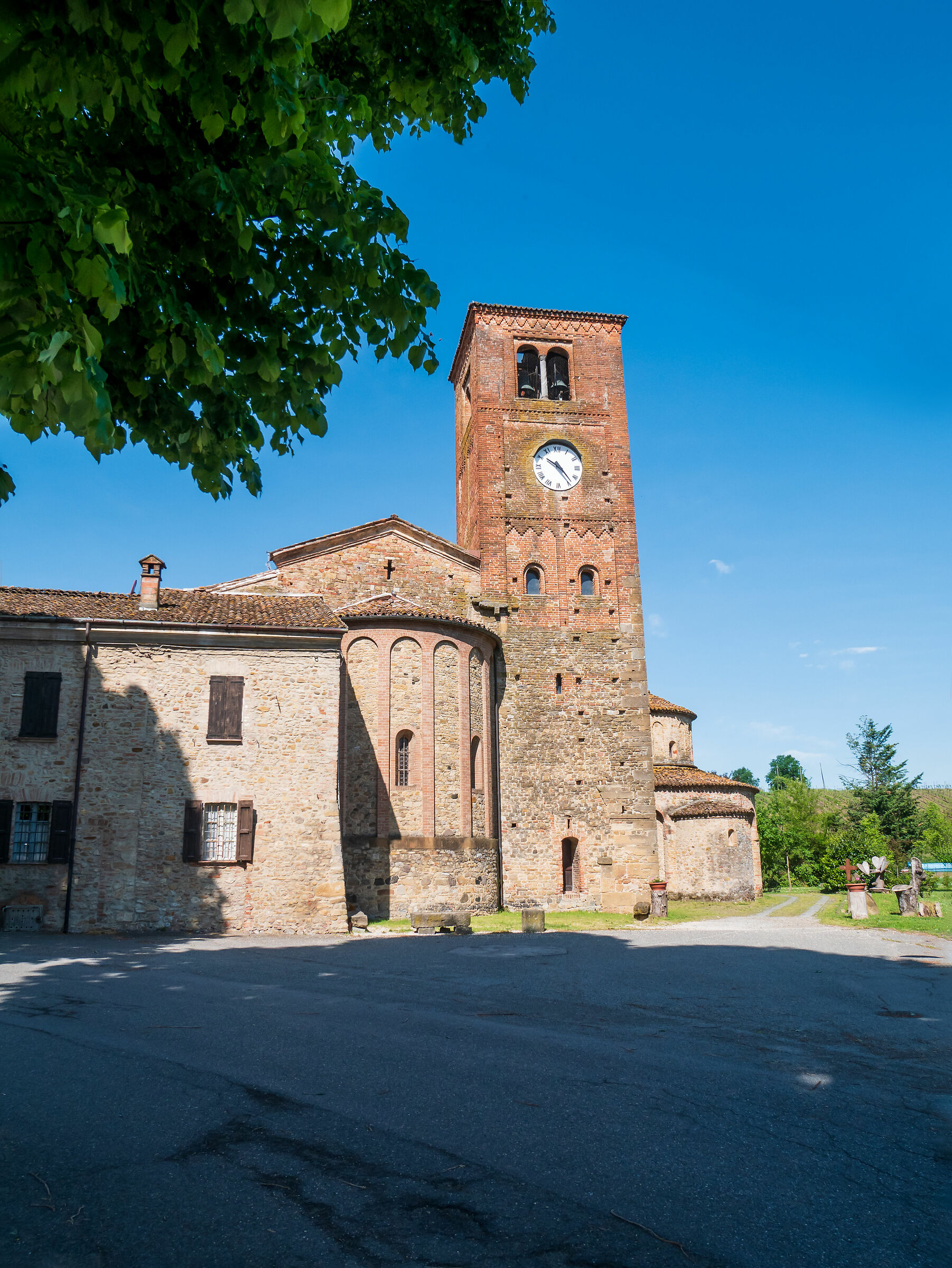 Romanesque church facade and baptistry - Vigolo Marquis