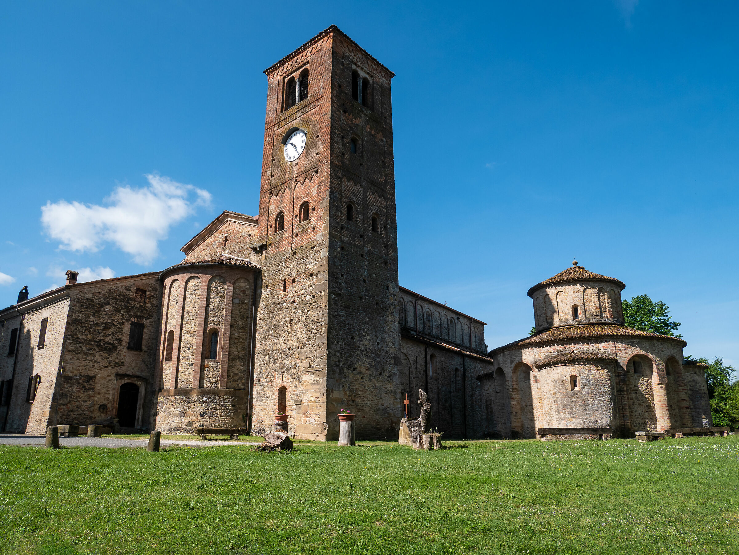 Romanesque church and baptistry side - Vigolo Marquis