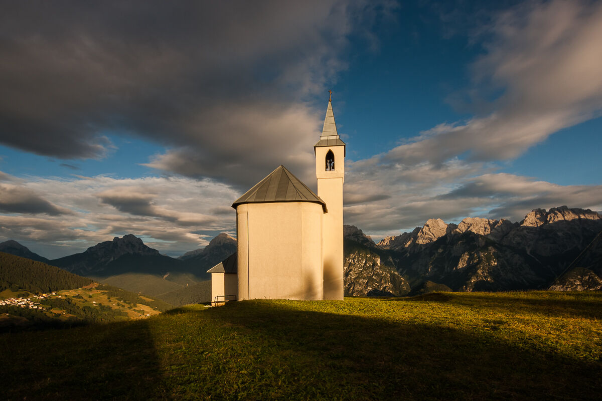 La gialla chiesetta sul colle ...