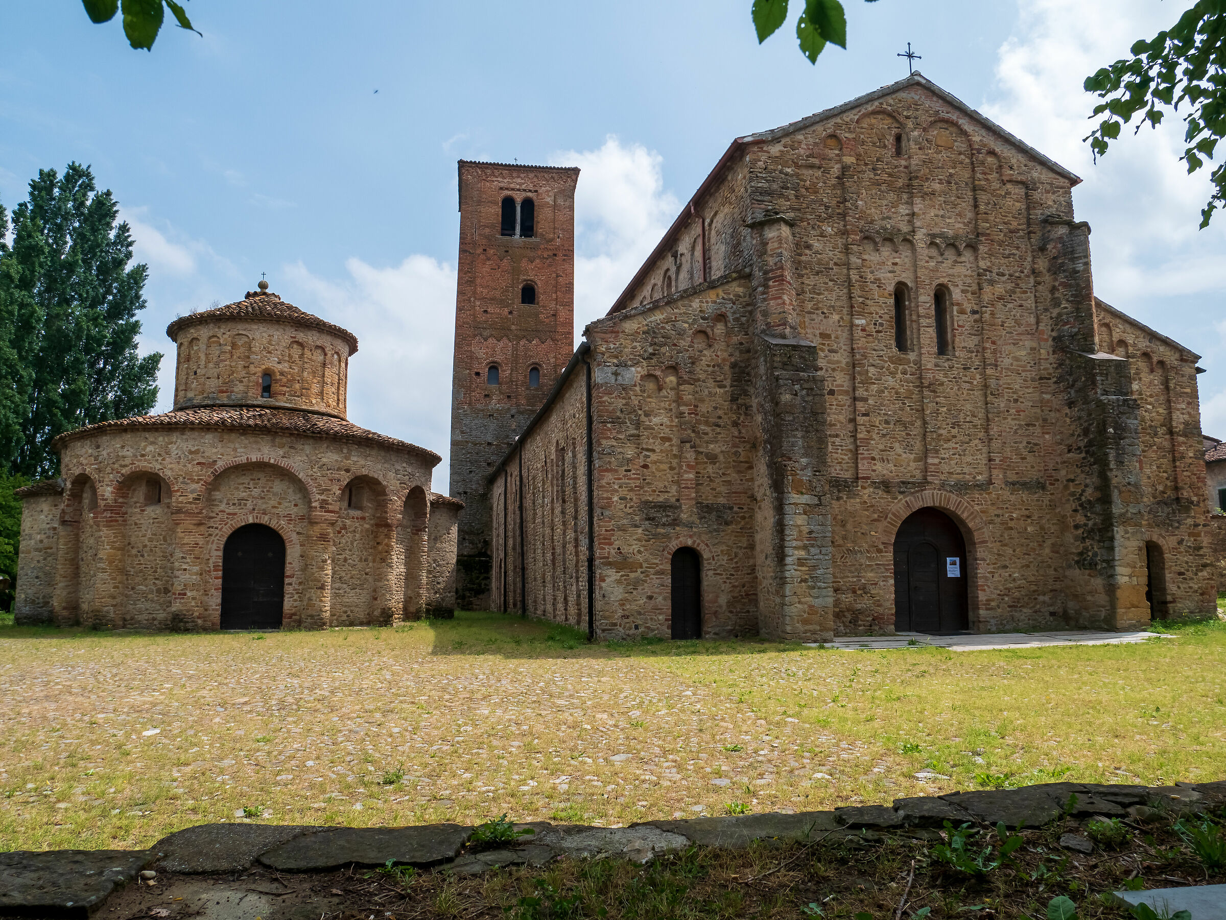 Romanesque church facade and baptistry - Vigolo Marquis