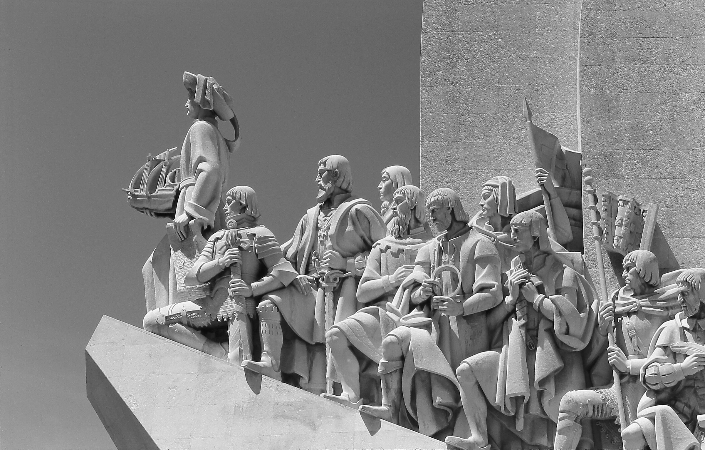 monumento alle scoperte - dettaglio bn