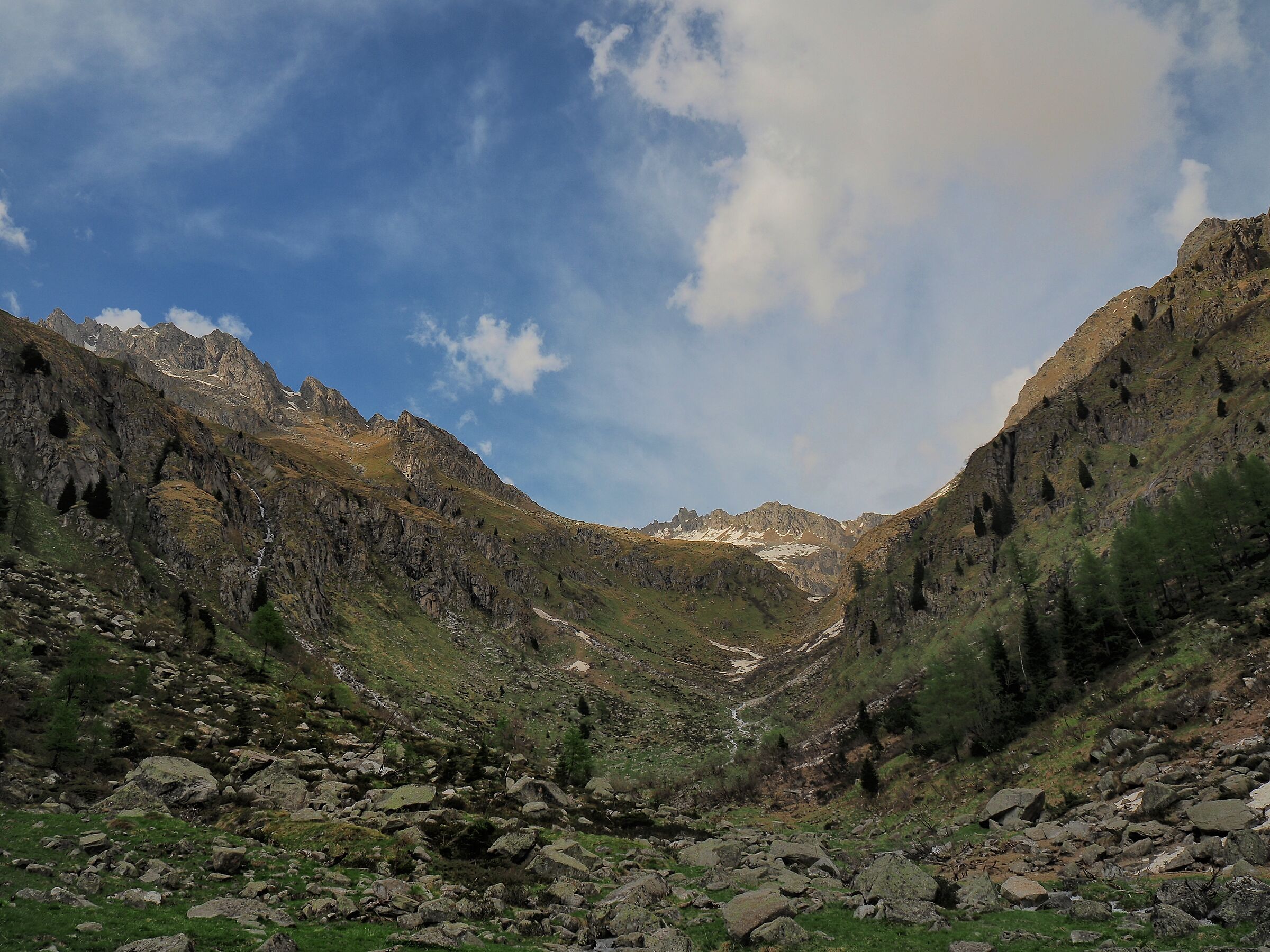 Towards the Nambrone Pass