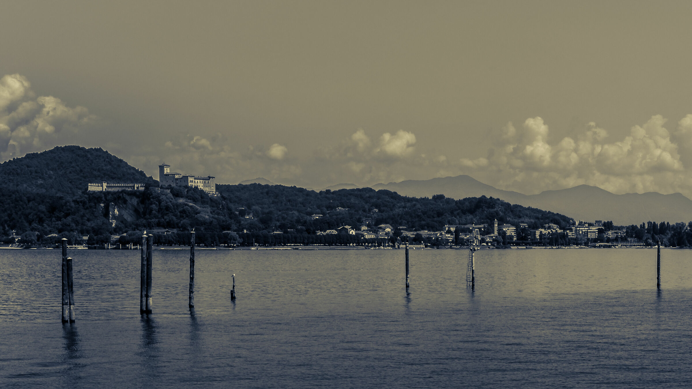 Arona, veduta della Rocca di Angera