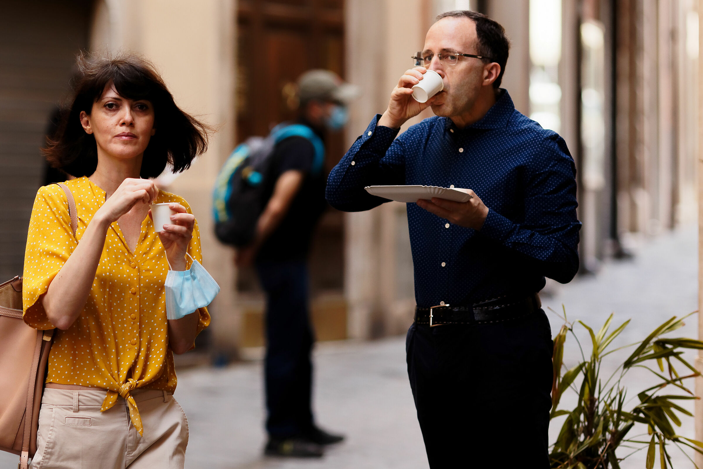 Qualcosa di romantico in un caffè da asporto