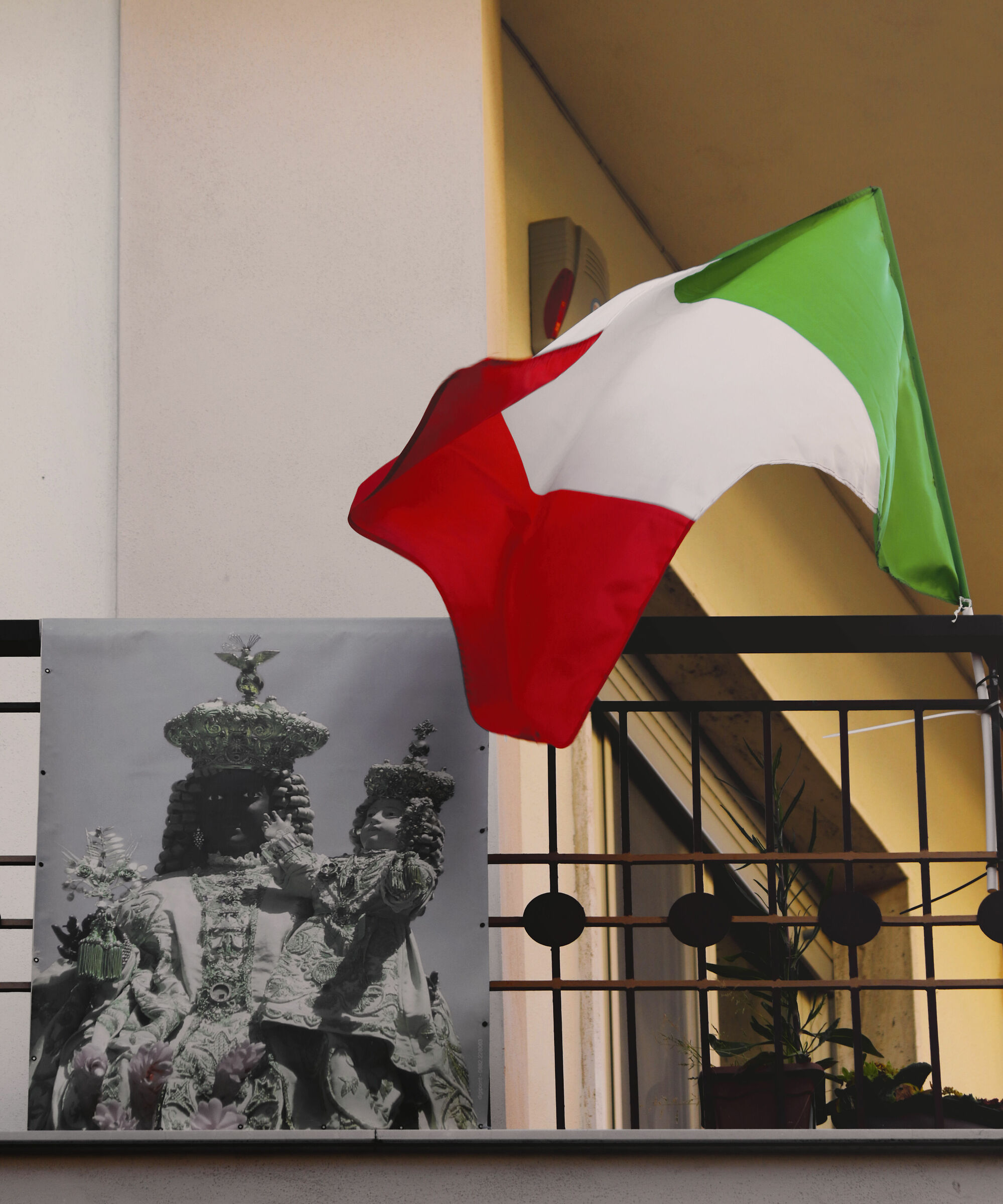 Covid-19, Madonna del Soccorso e Patriottismo