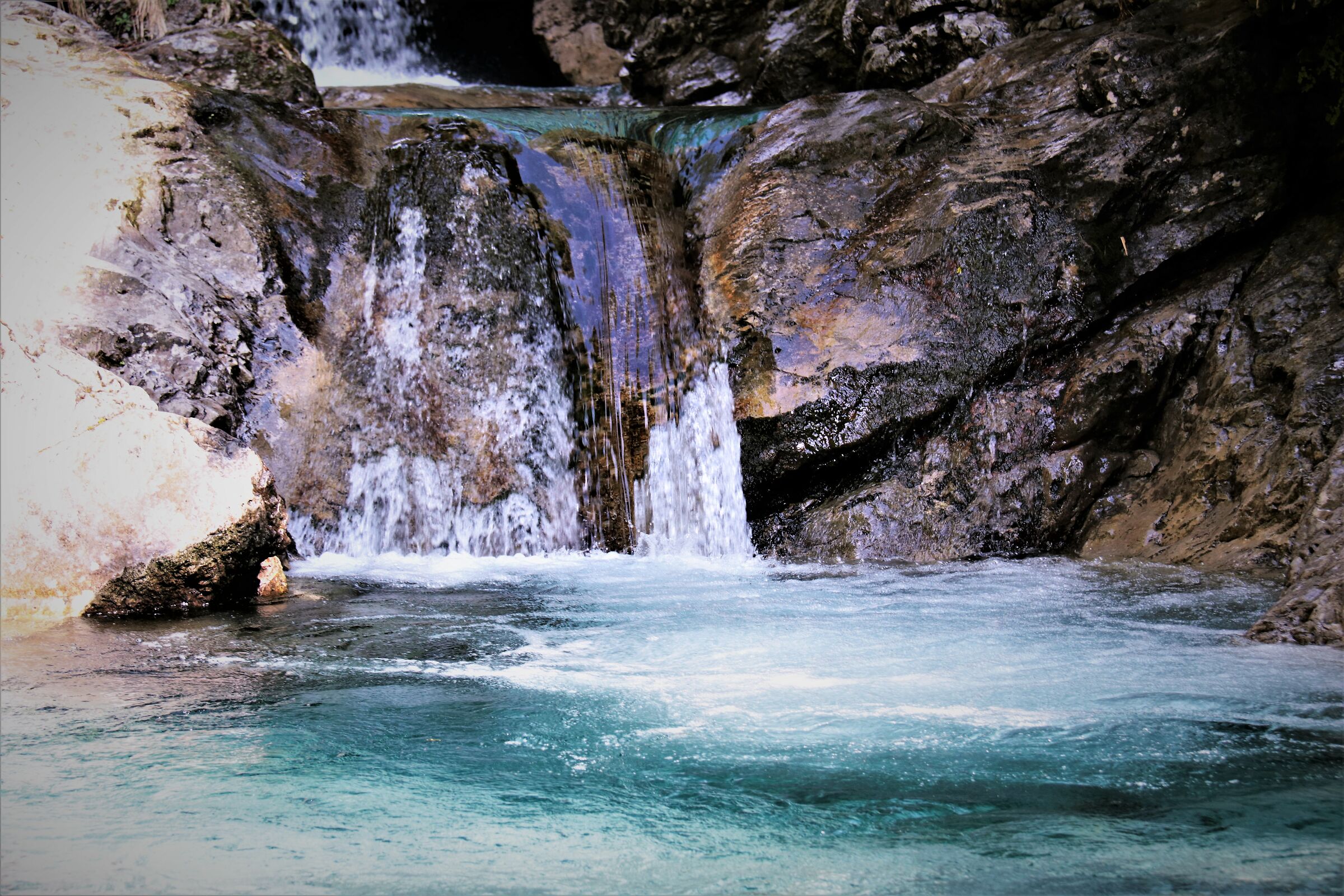 " Osservando un favoloso salto d'acqua cristallina&...
