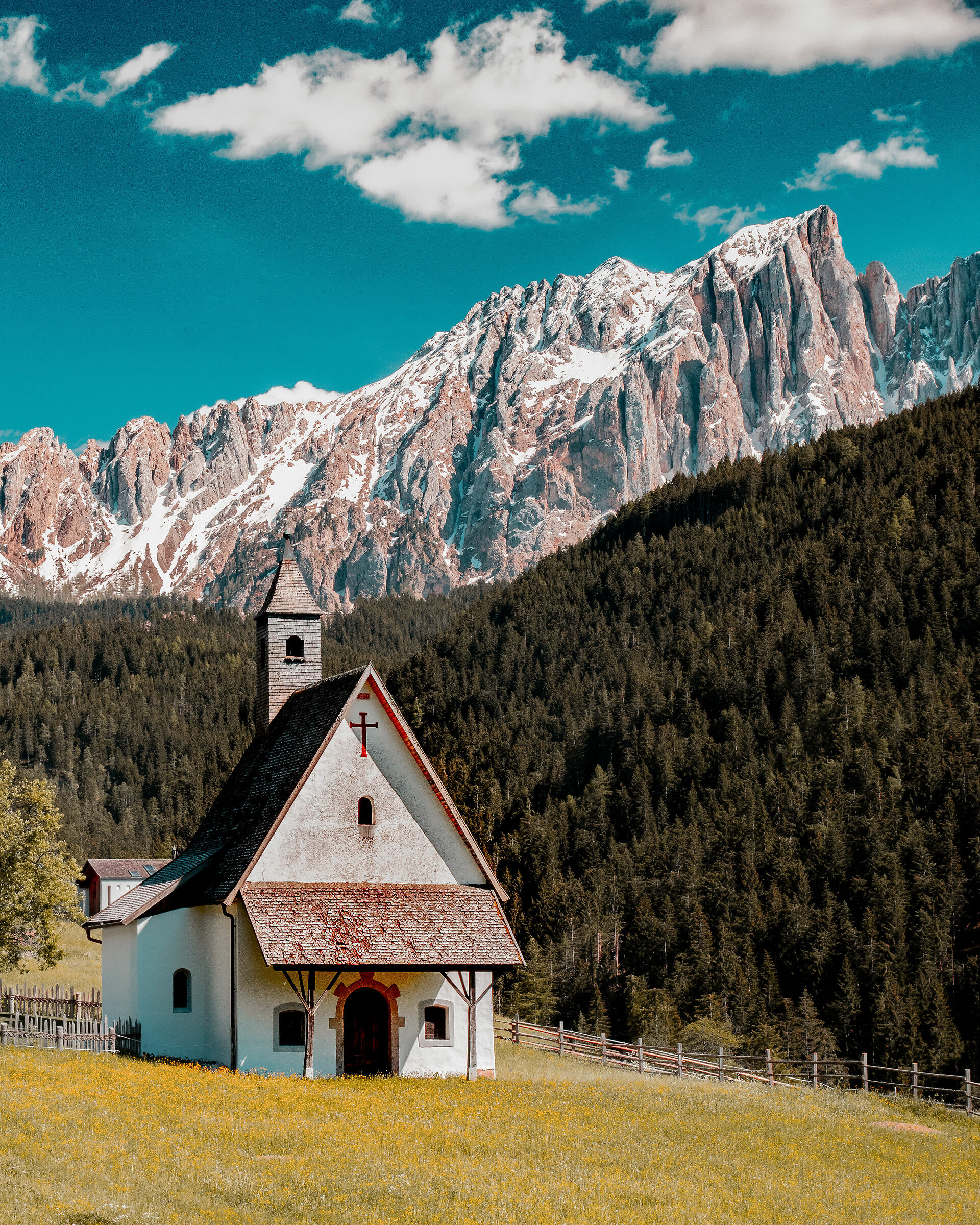 Chiesa con sfondo delle Dolomiti