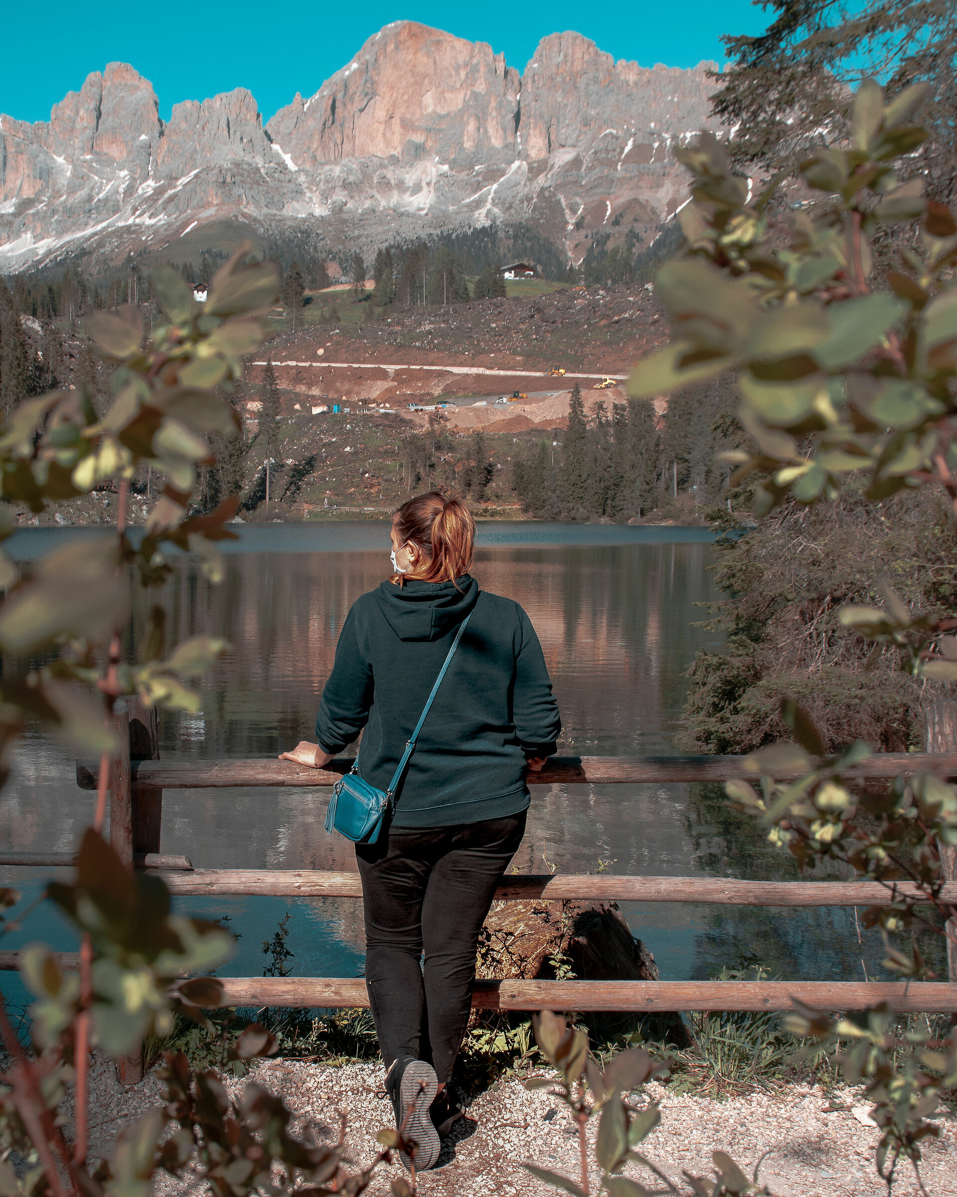 Vista sul Lago di Carezza nei tempi del Covid