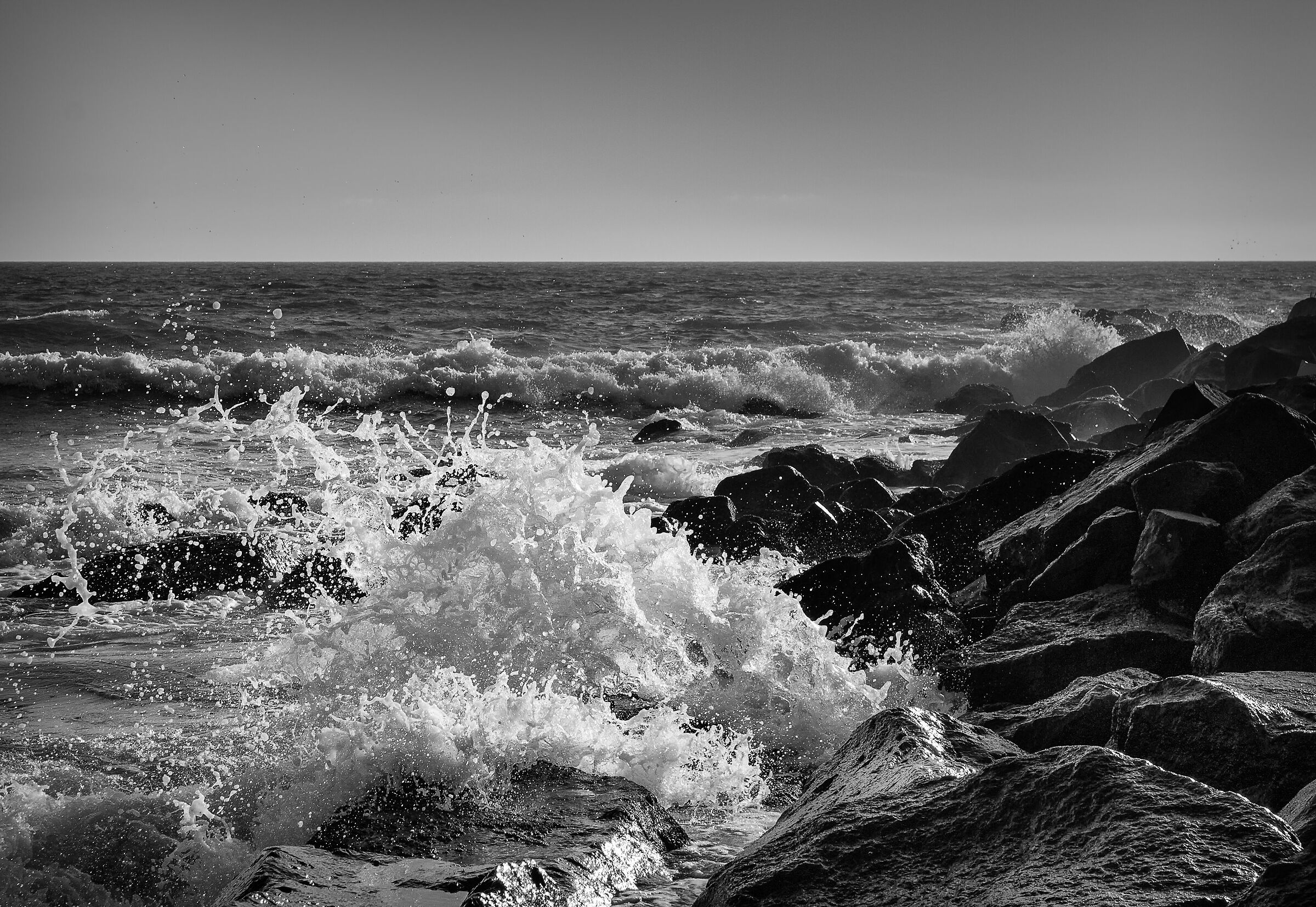 Come può uno scoglio arginare il mare?....