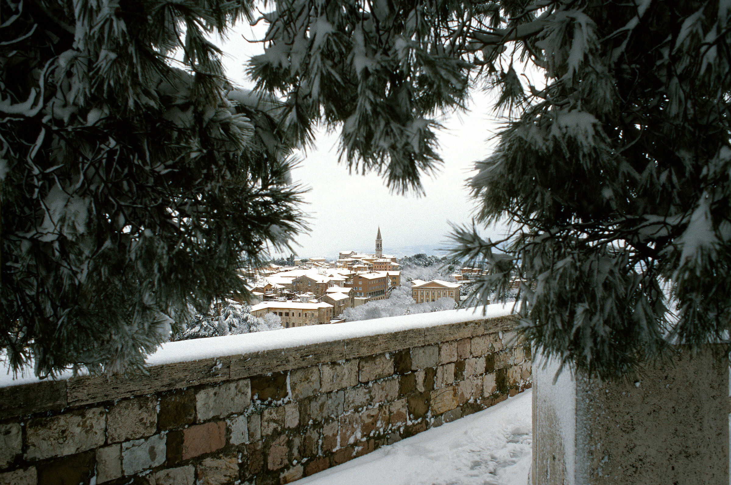 Perugia snowy frame