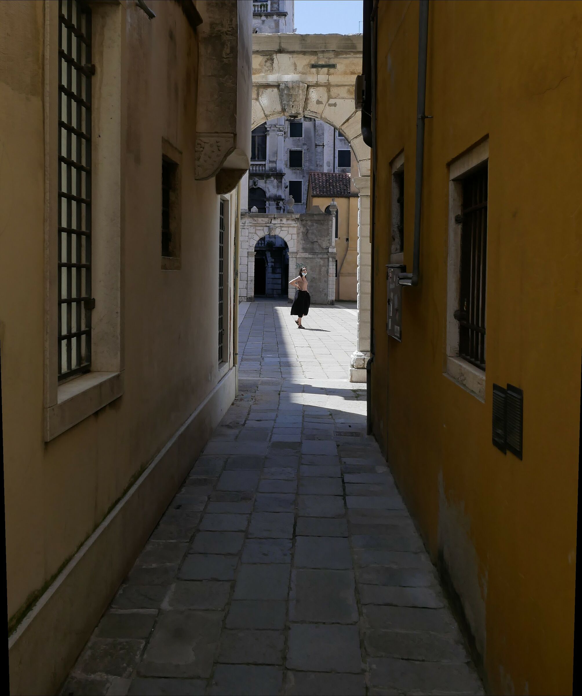 Turista con mascherina