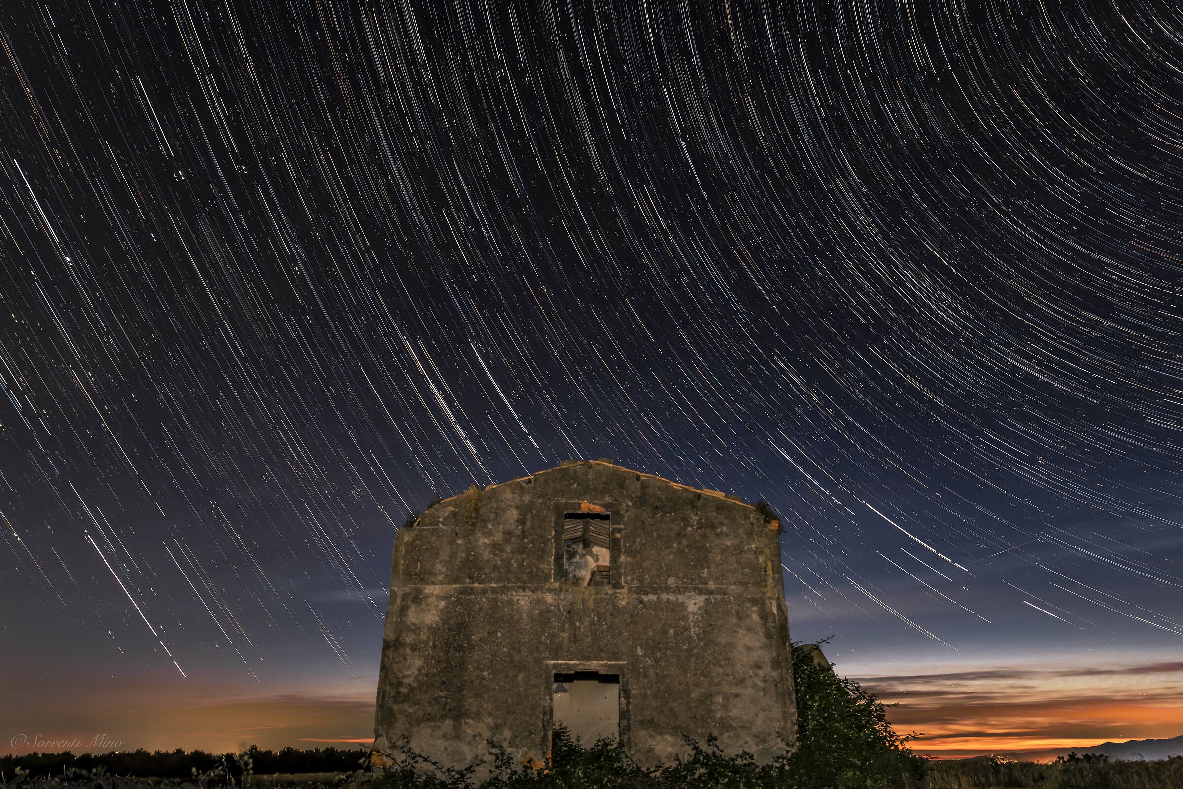 Vecchio casale sotto una pioggia di stelle