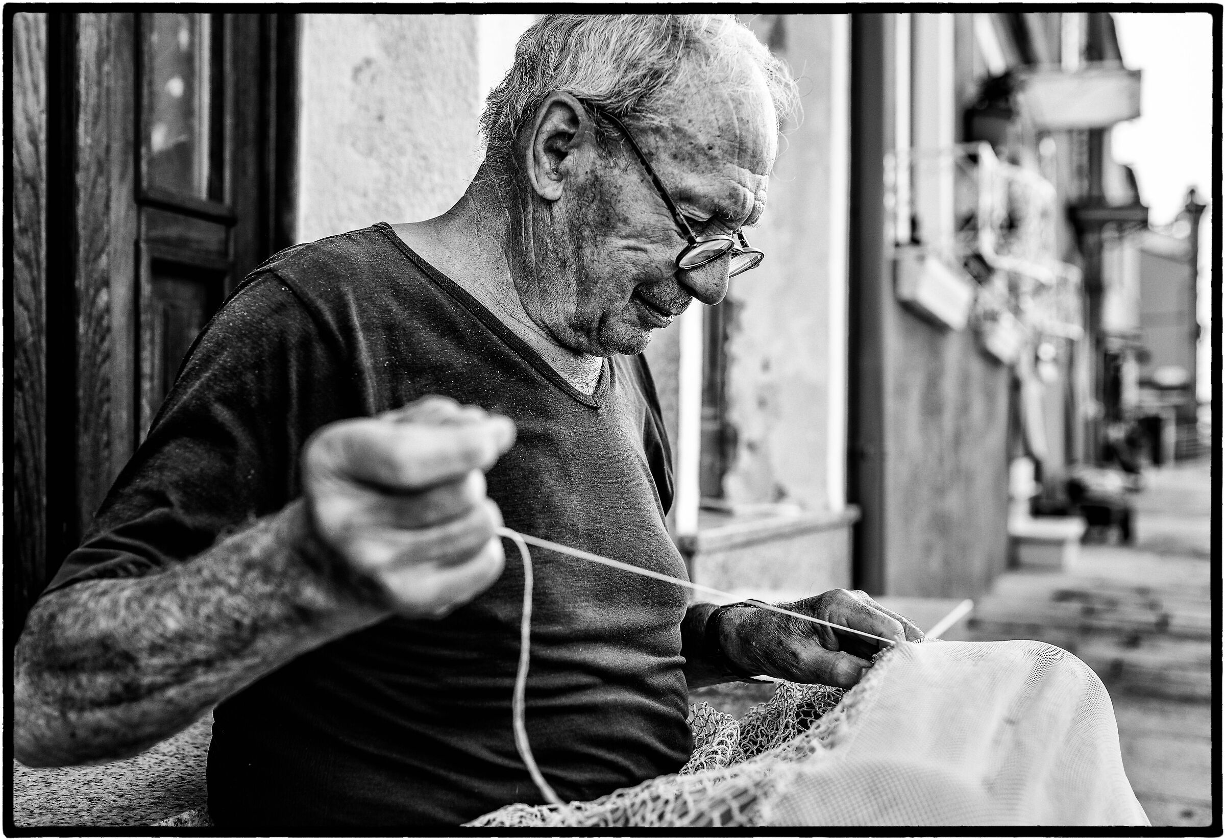 " E aveva un solco lungo il viso ... "