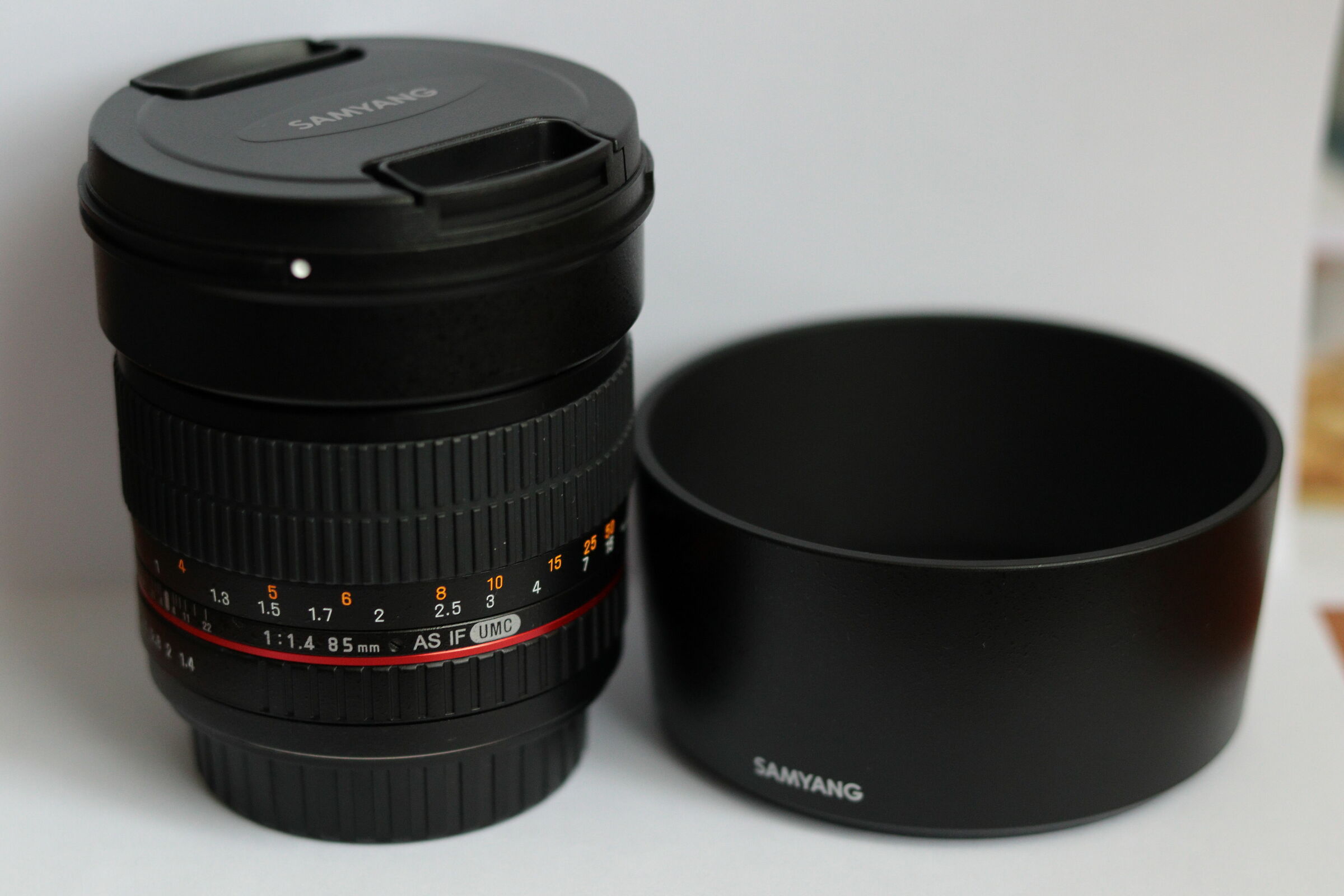 SAMYANG F1.4/85mm AS IF UMC e il suo cappuccio lente