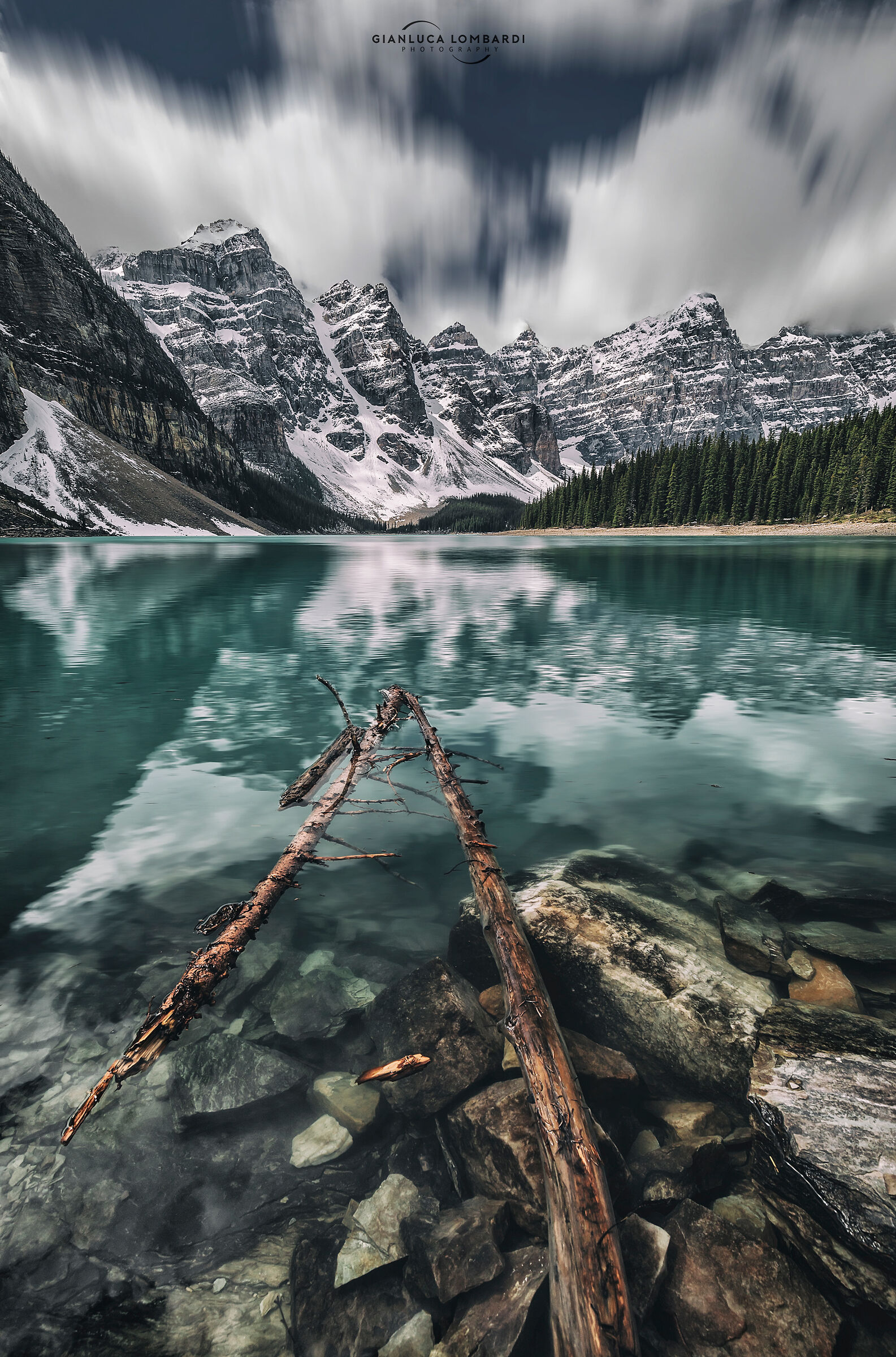 Silenzio sulla riva del lago
