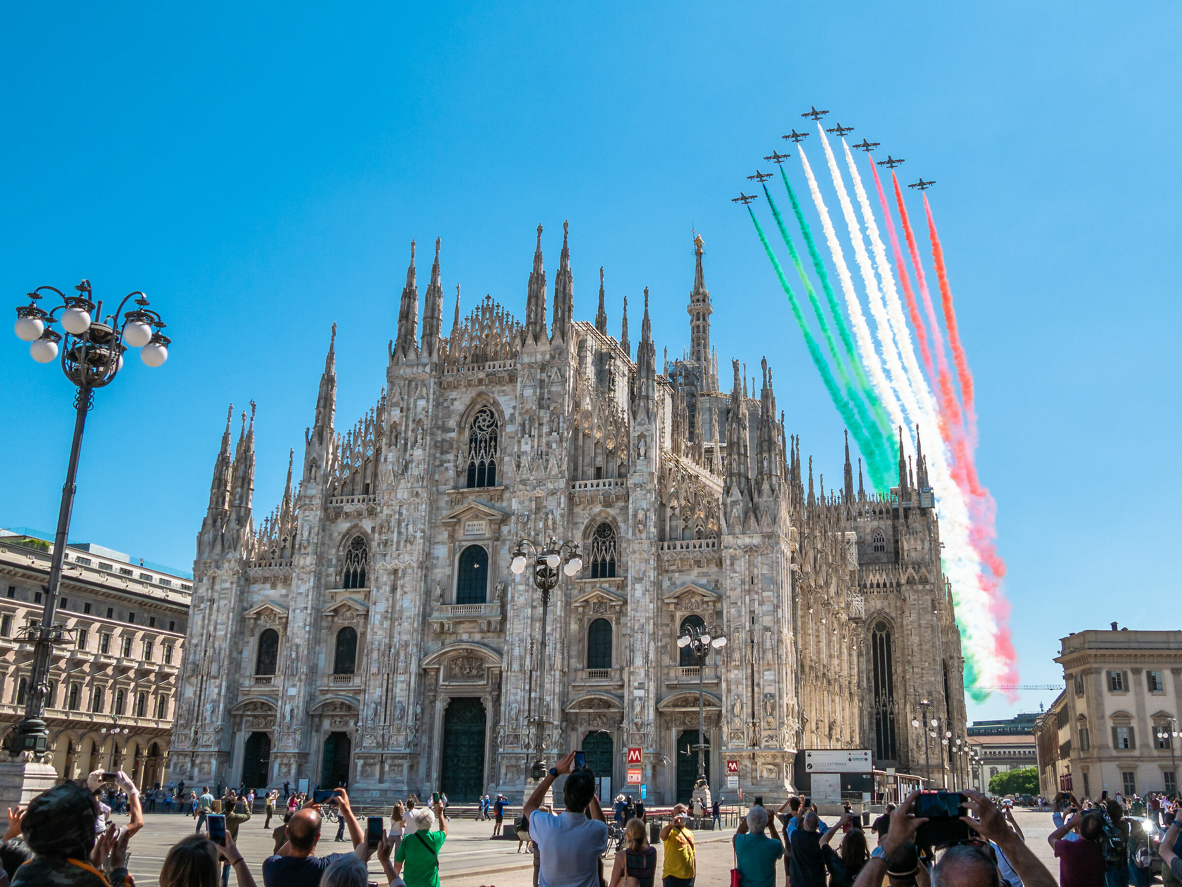 Tricolour Arrows - Milan Cathedral