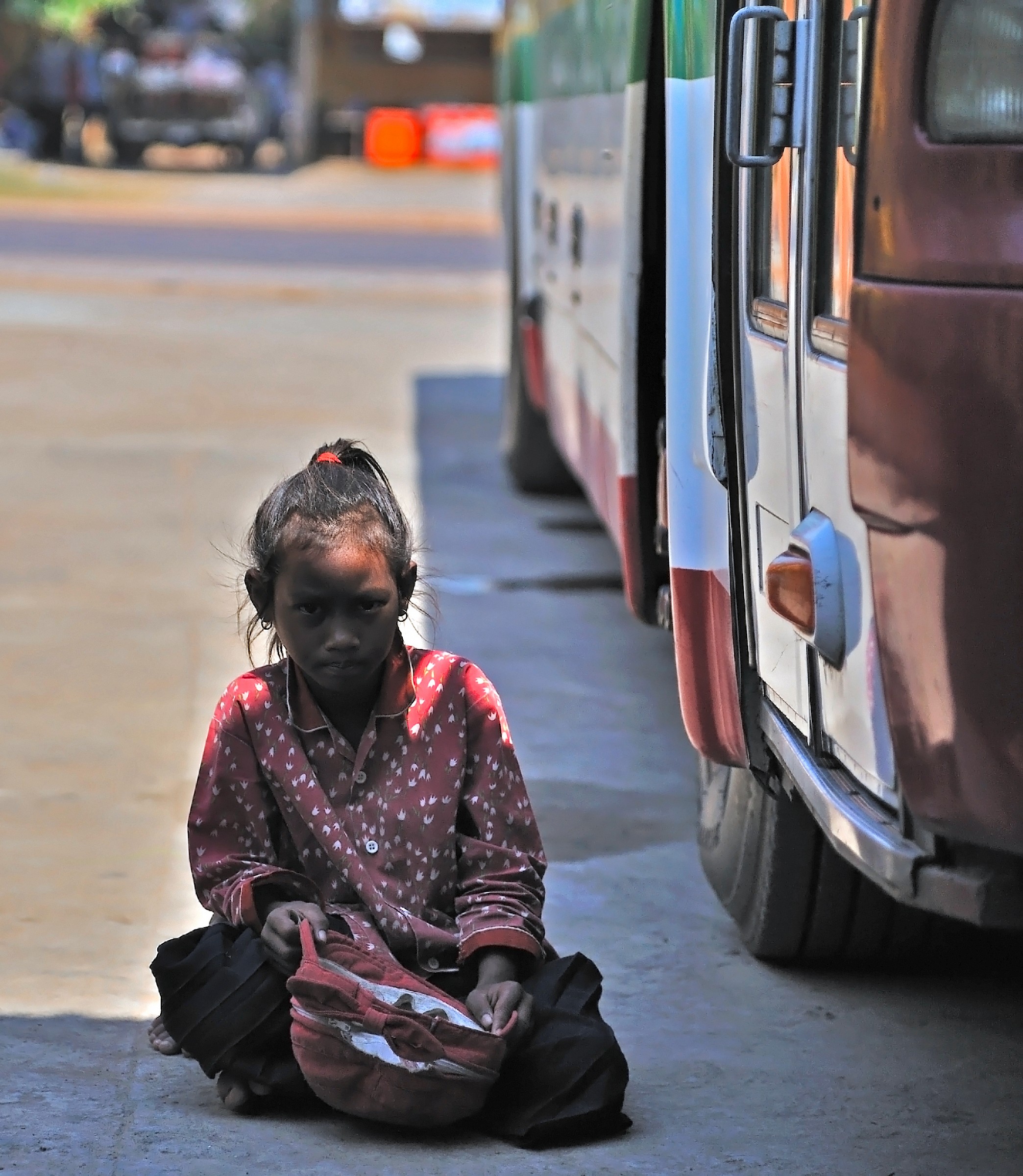 Cambogia. Occhi neri di bimba mi interrogano