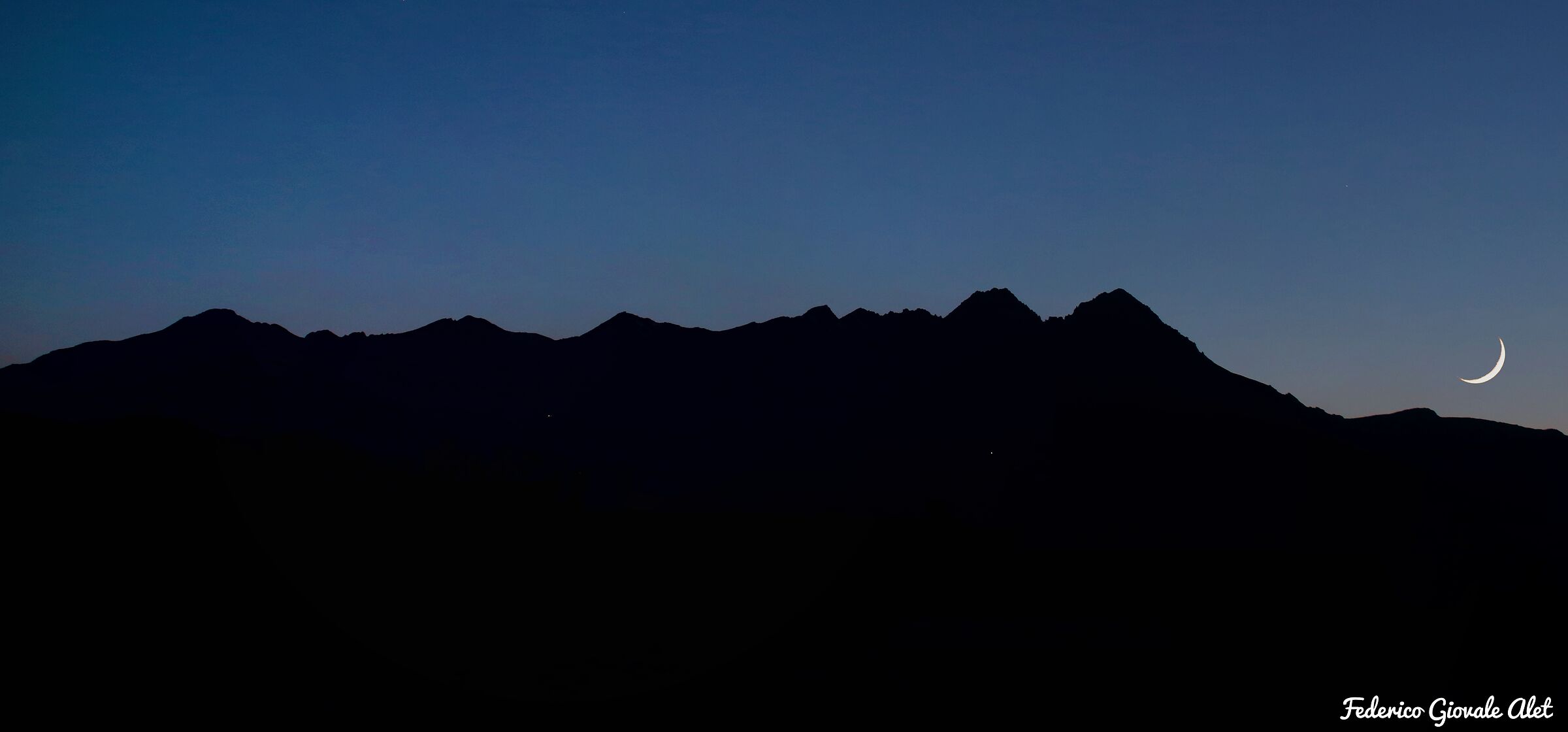 The Moon gives goodnight to Val Sangone